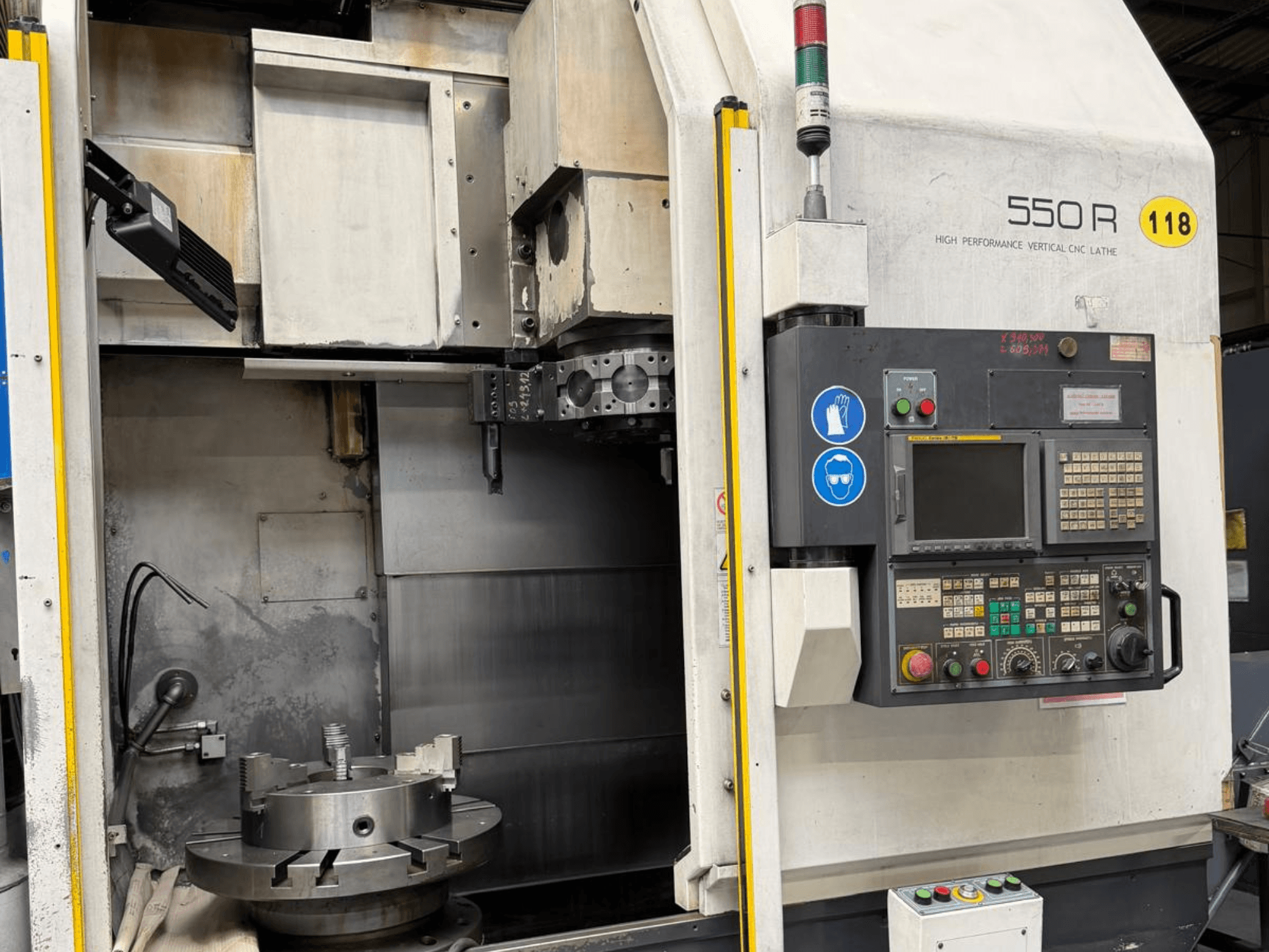 Korkean suorituskyvyn pystysuora CNC-sorvi 550 R, etukuva, jossa näkyy ohjauspaneeli, pyörivä ruuvi ja käyttöosat.