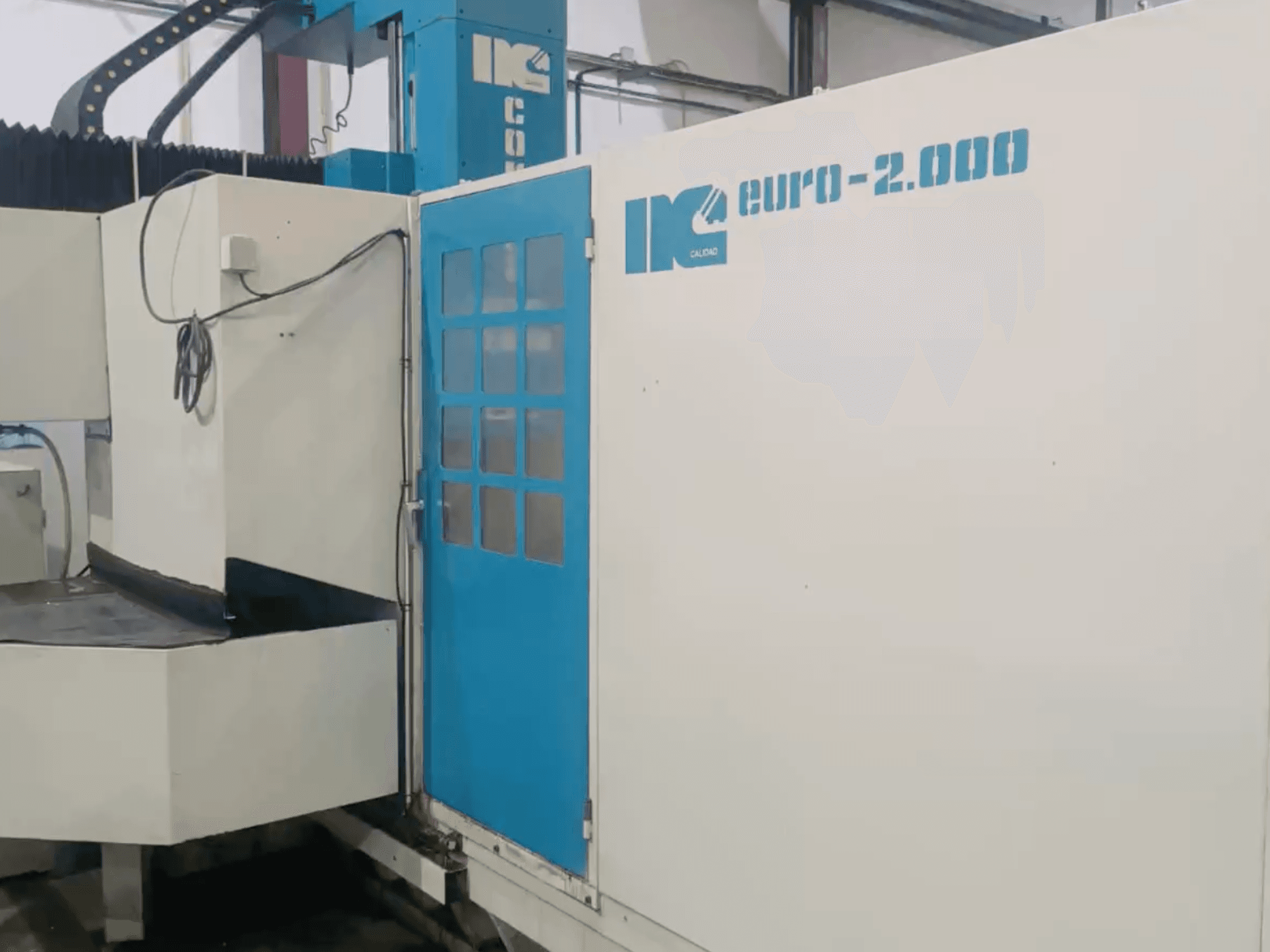 IK:n teollisuuskone, malli Euro-2000, edestä katsottuna, jossa on suuri jyrsintätaso ja ohjauspaneeli.