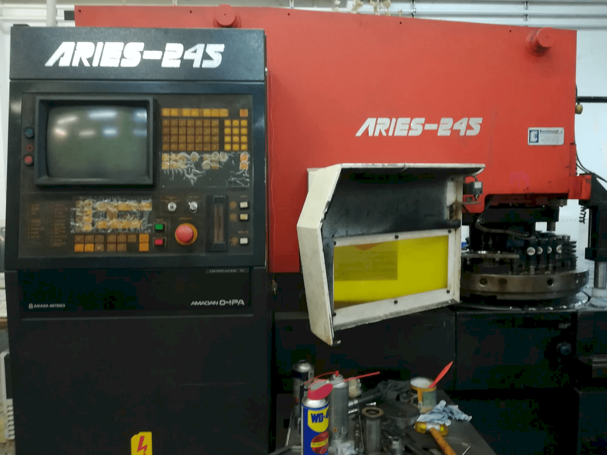 Koneen AMADA Aries 245 20Ton etunäkymä