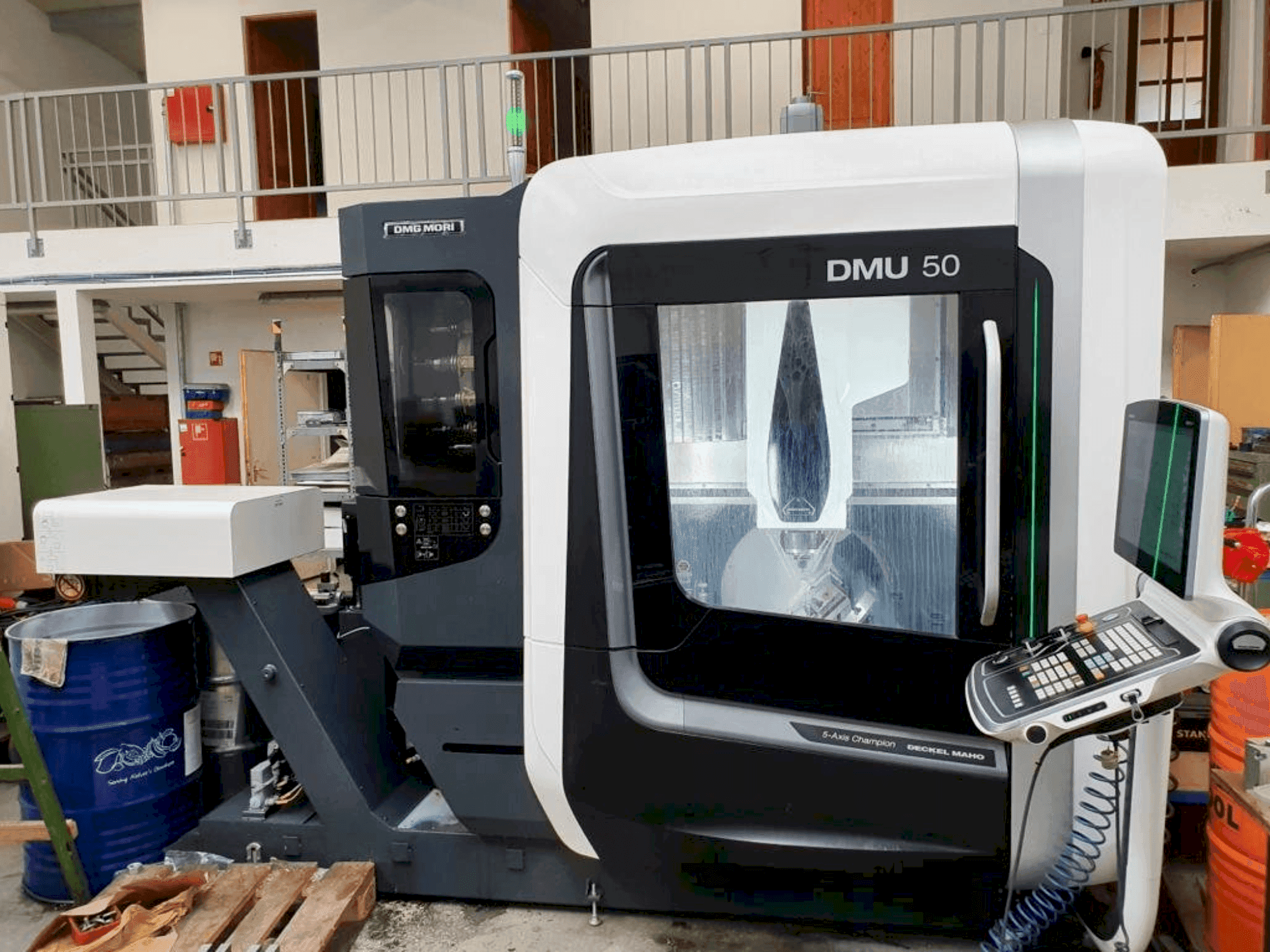 Koneen DMG MORI DMU 50 etunäkymä