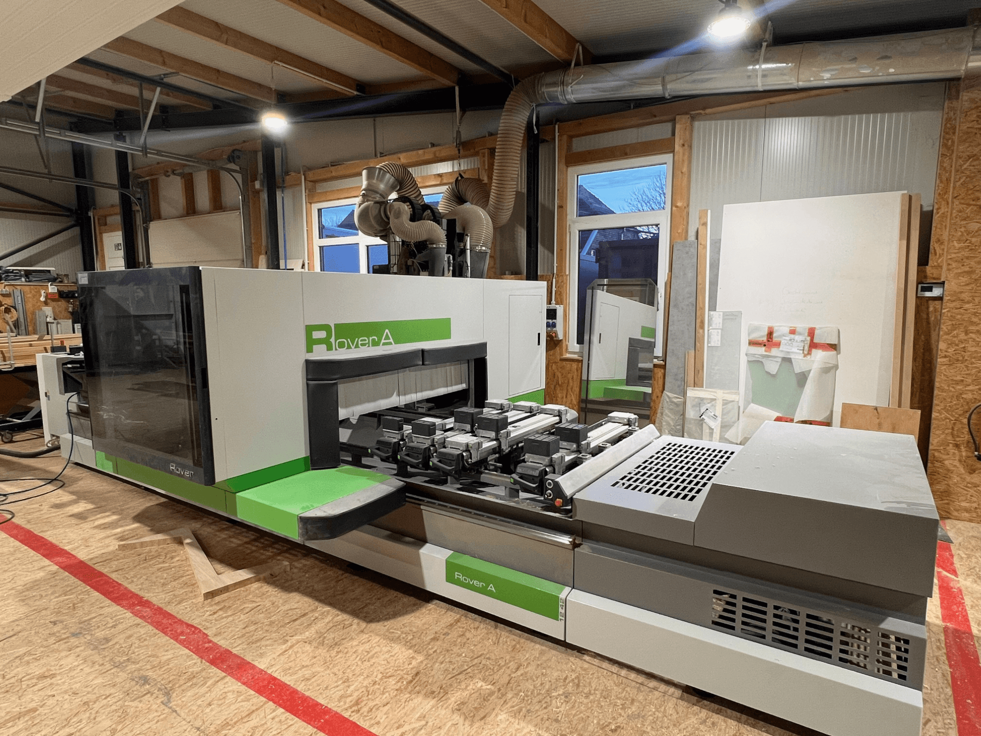 BIESSE Rover A 1242 CNC-puuntyöstökeskus, etukuva, jossa näkyy ohjauspaneeli ja leikkausalue työpajassa.