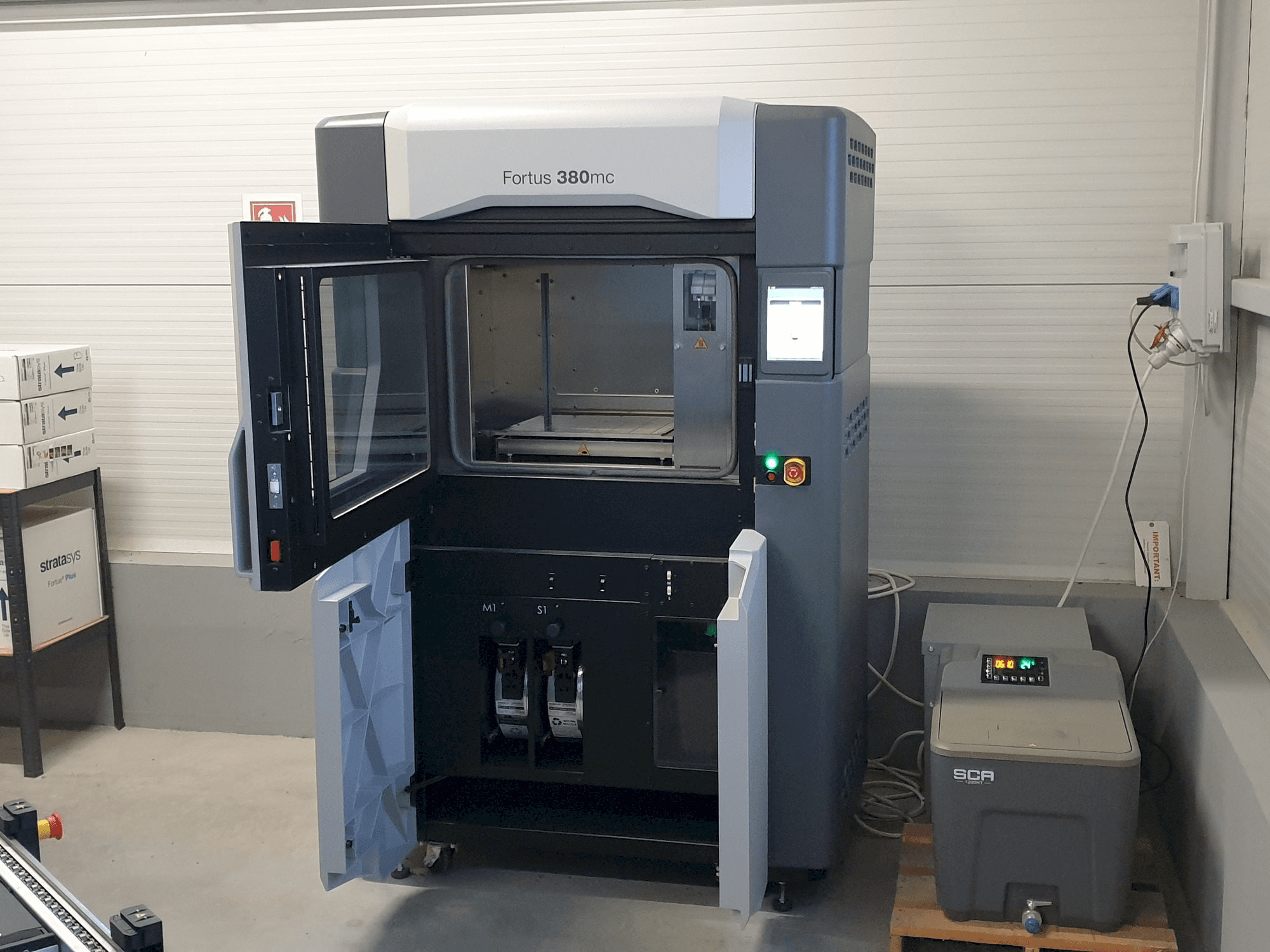 Koneen Stratasys Fortus 380mc etunäkymä