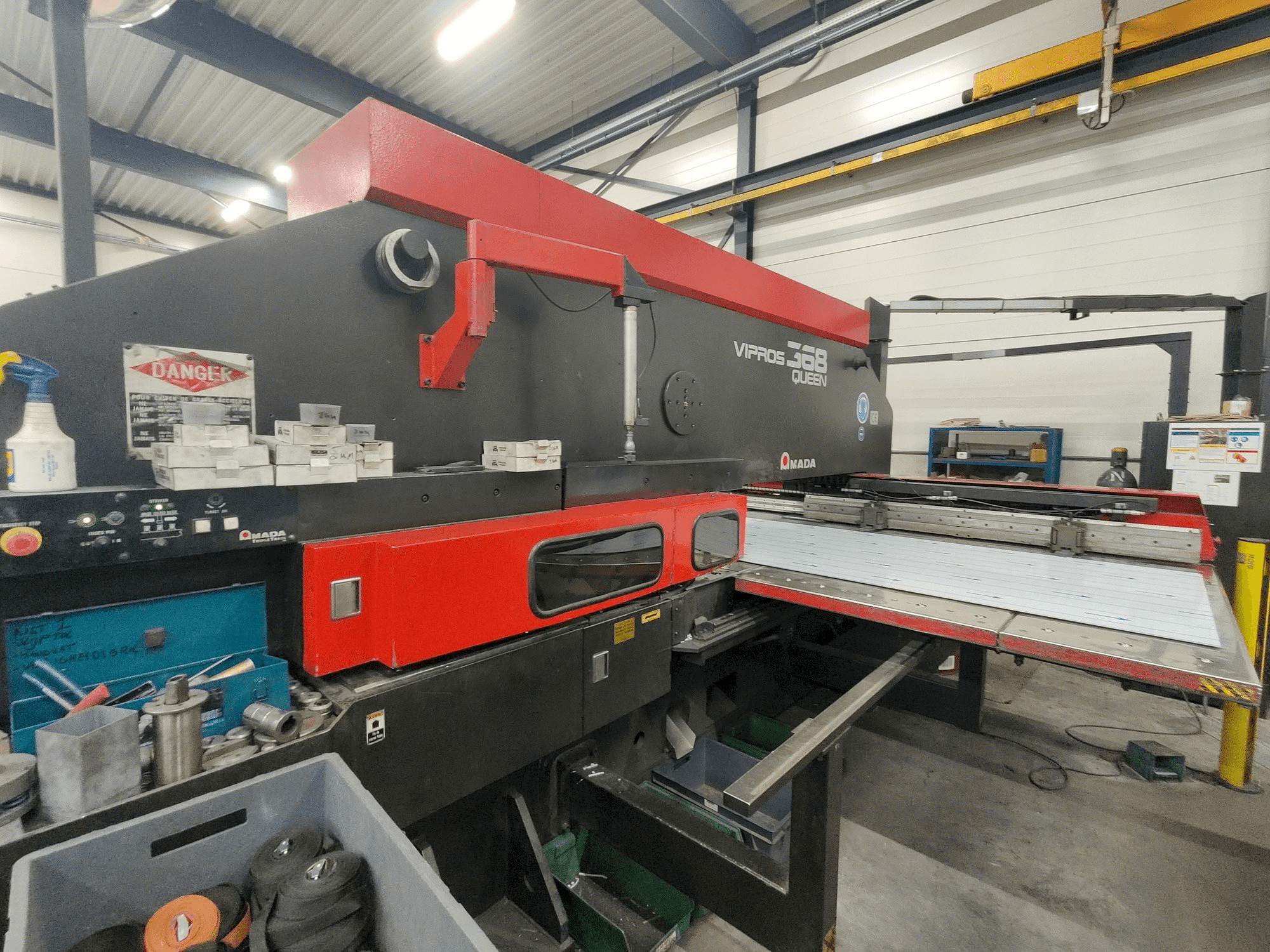 Koneen AMADA Vipros 357 Queen etunäkymä