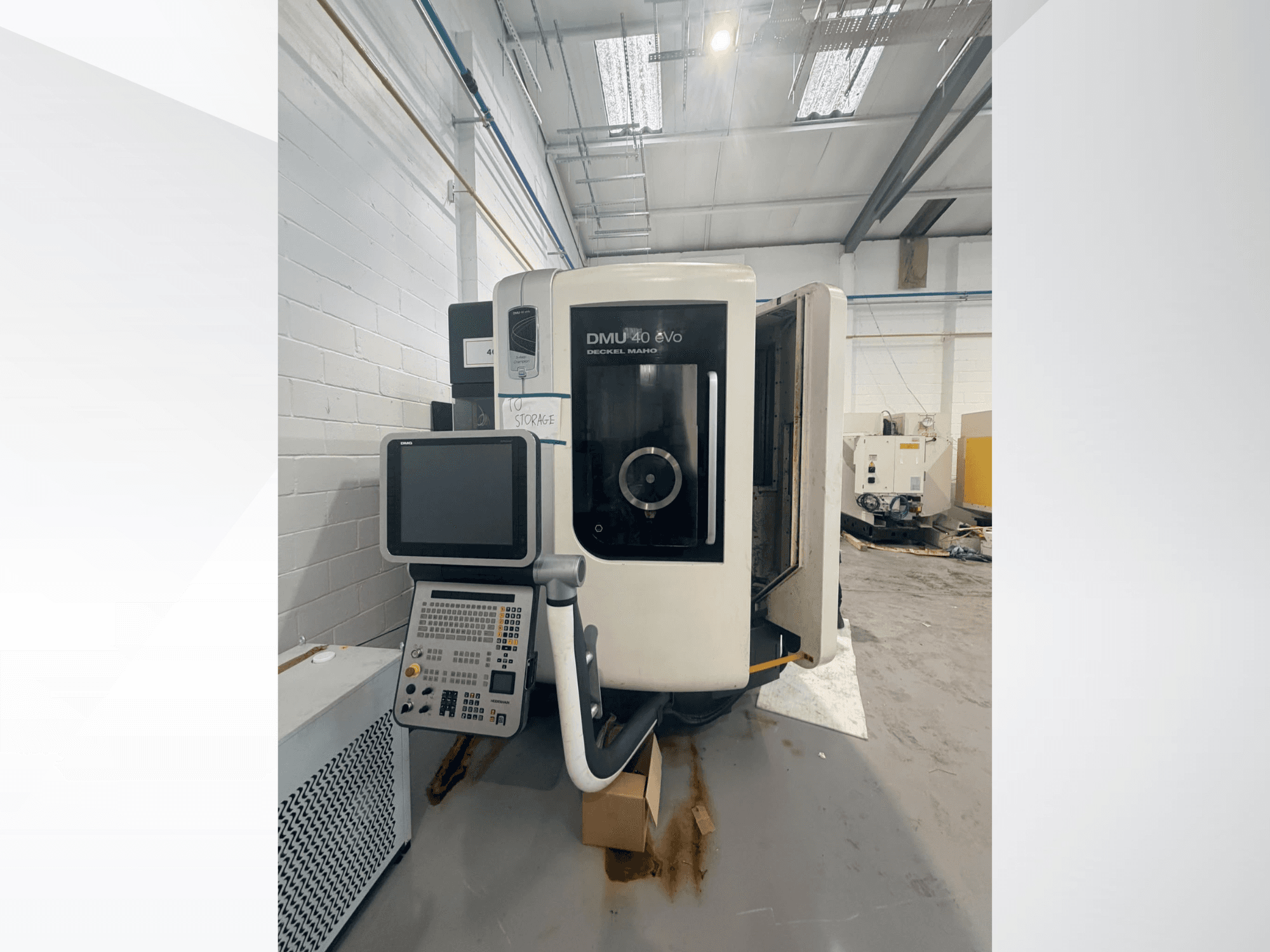 DMG DMU 40 evo -pystykoneistuskeskus edestä katsottuna; kuvassa näkyvät ohjauspaneeli ja karan alue, taustalla työtila.