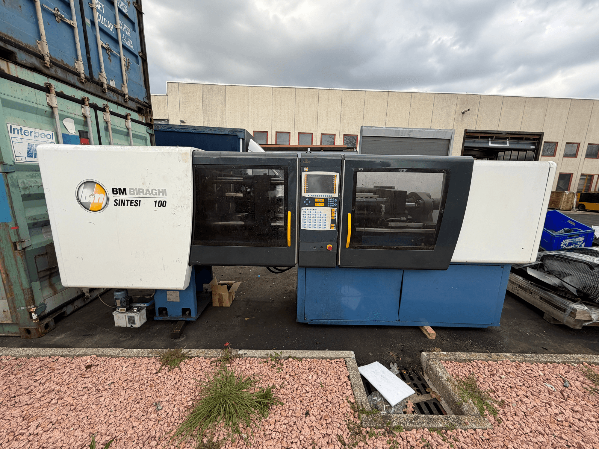 Negri Bossi BM BIRAGHI SINTESI 100 hydraulinen ruiskuvalukone, etukuva, jossa esitellään ohjauspaneeli ja toiminnalliset ominaisuudet.