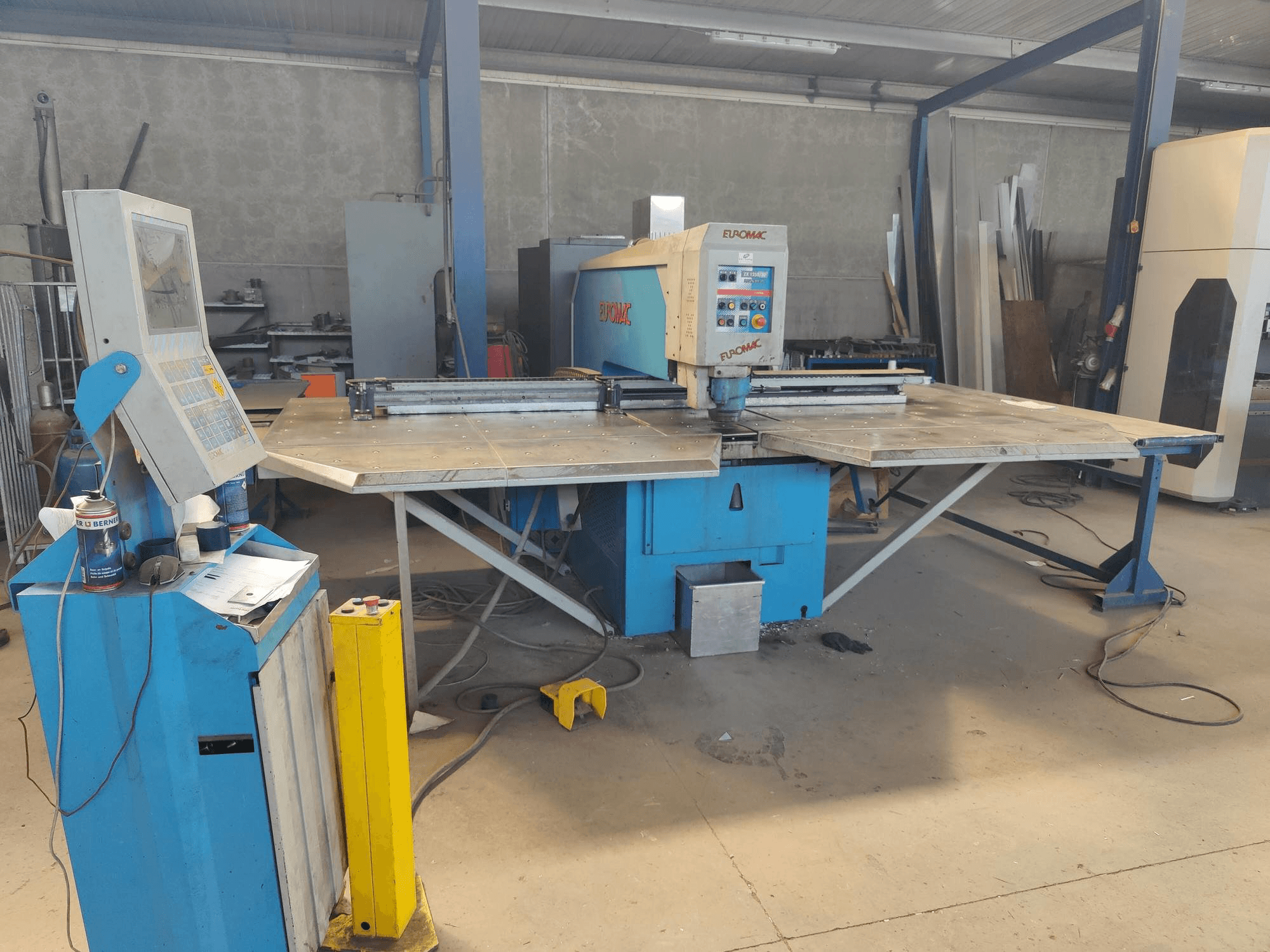 Koneen Euromac Z/1250/30 etunäkymä