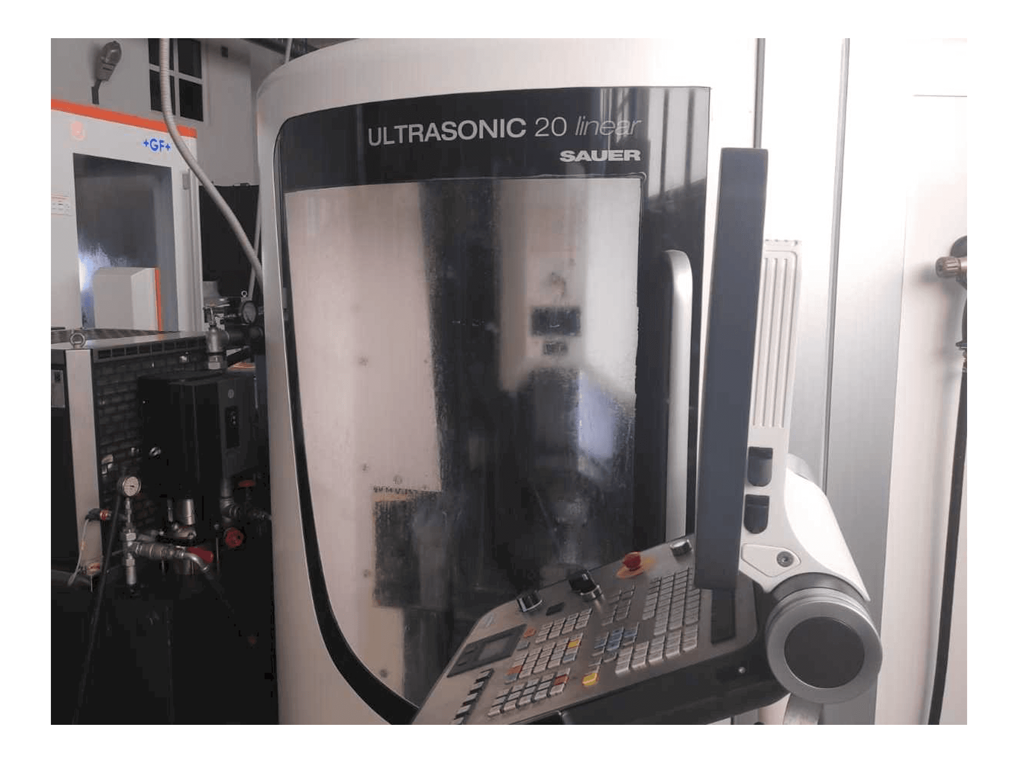 Koneen DMG MORI UltraSonic 20 Linear etunäkymä