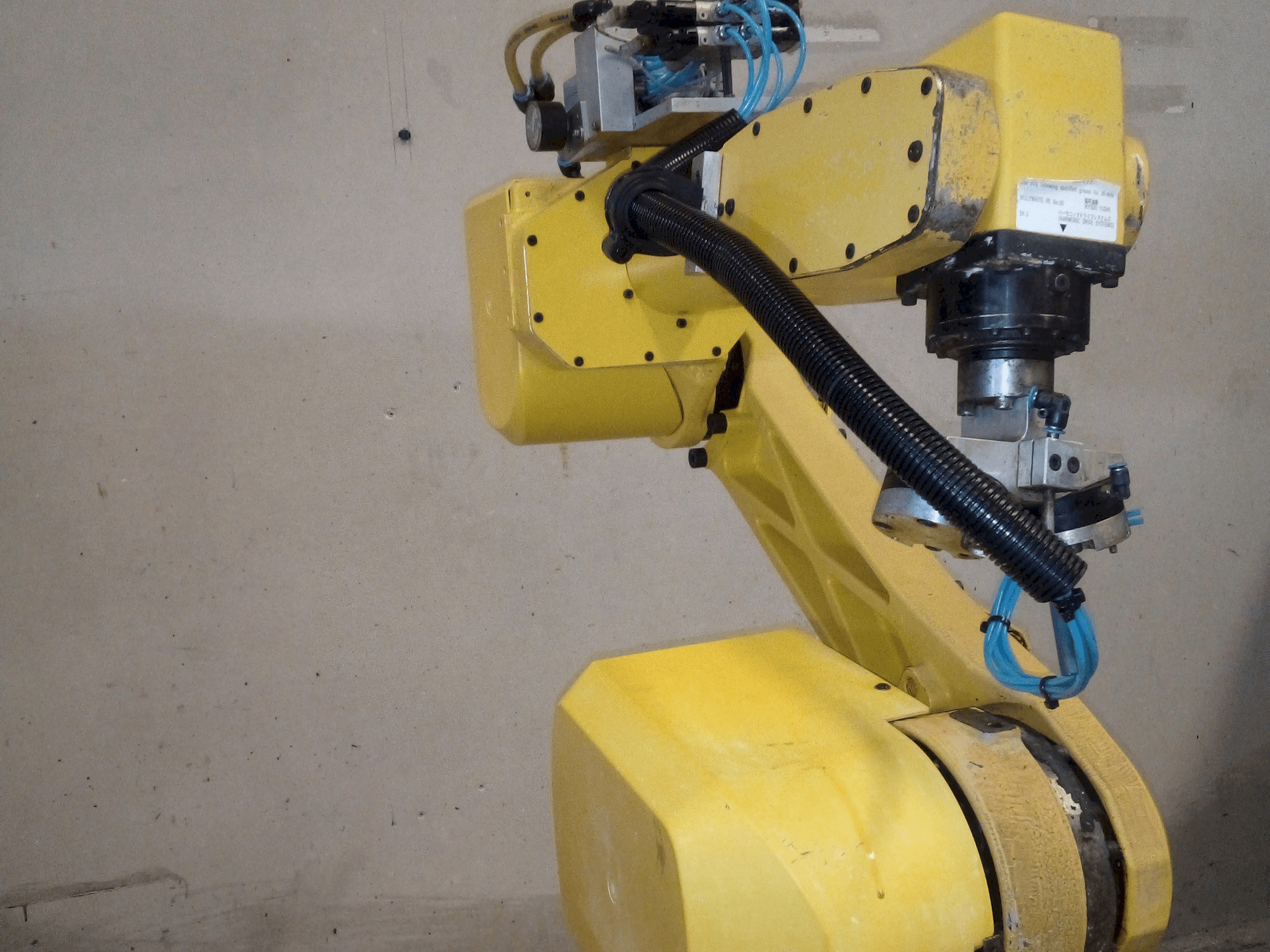 Koneen FANUC M-6iB etunäkymä