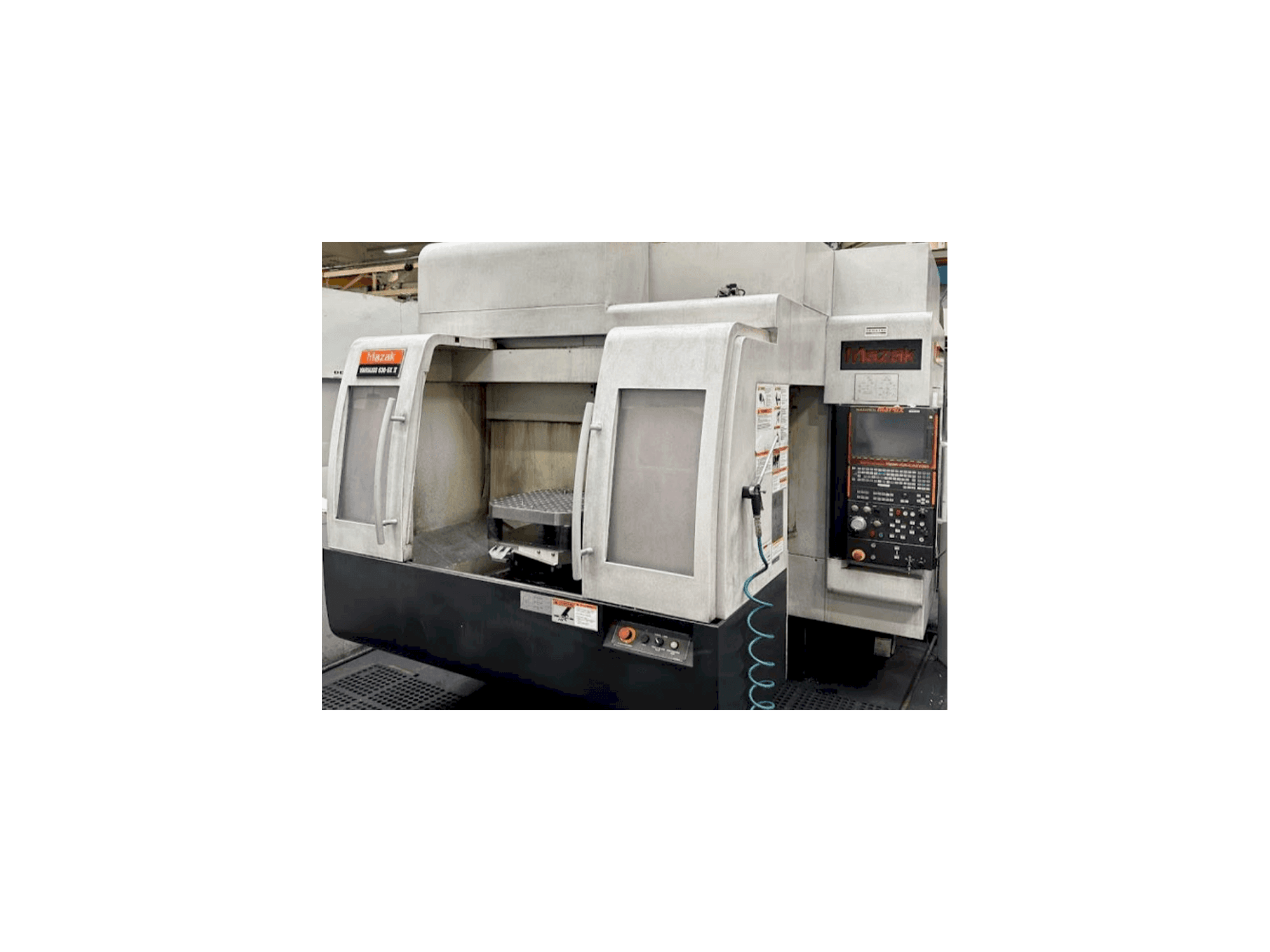 Koneen Mazak Variaxis 630-5X II etunäkymä