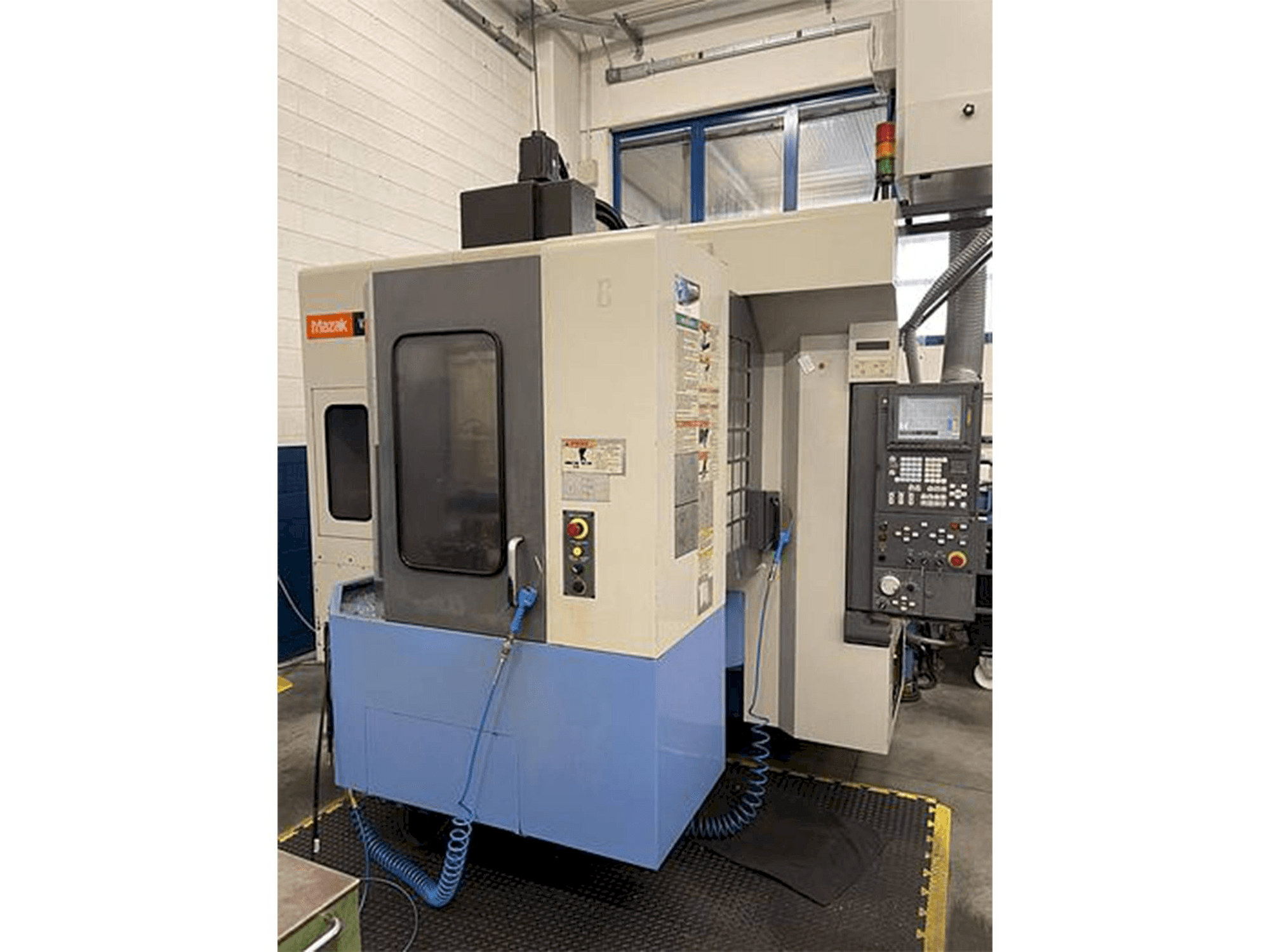 Koneen Mazak Variaxis 500-5X etunäkymä