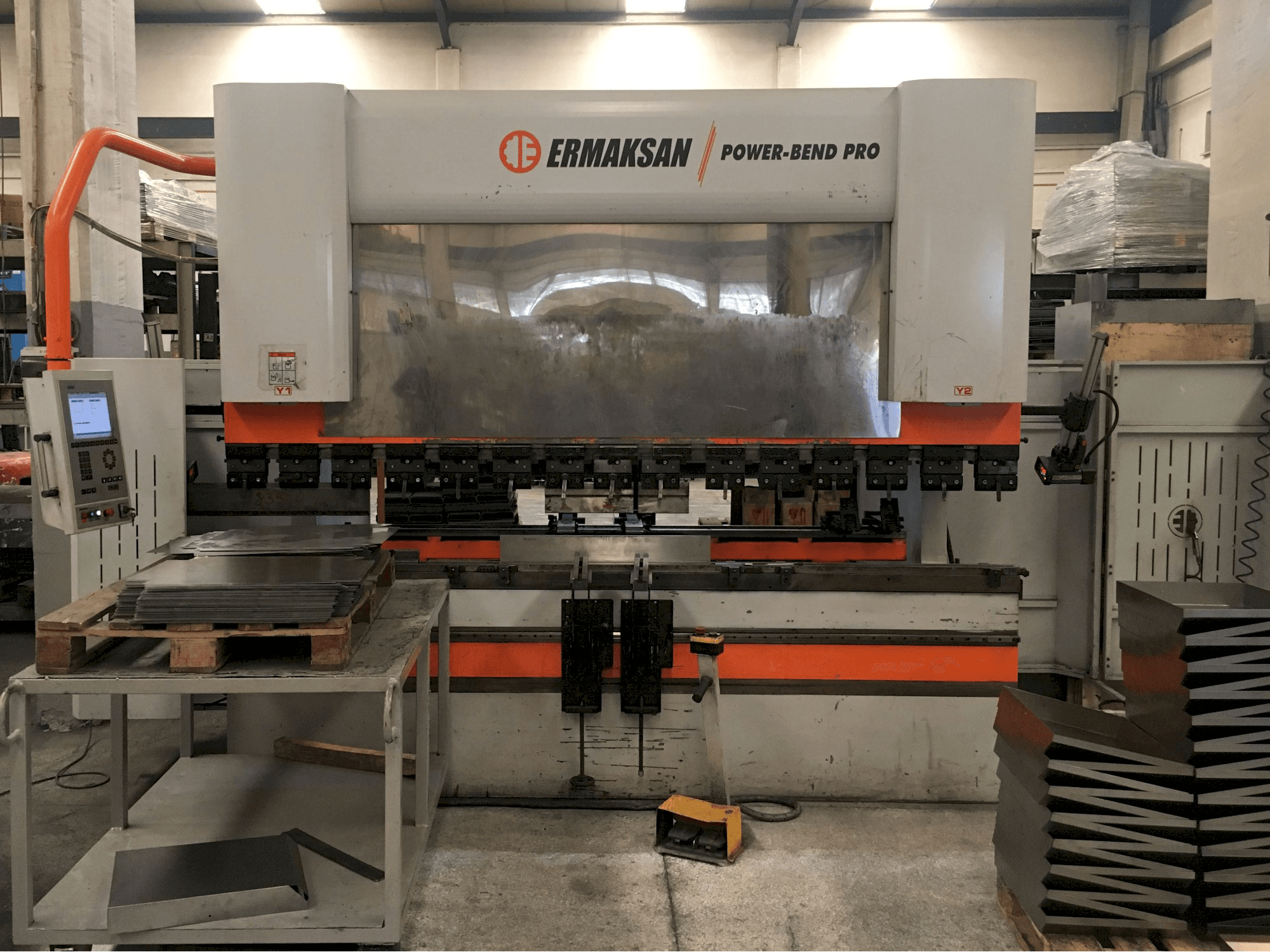 Koneen ERMAKSAN etunäkymä POWER-BEND PRO 3100x220
