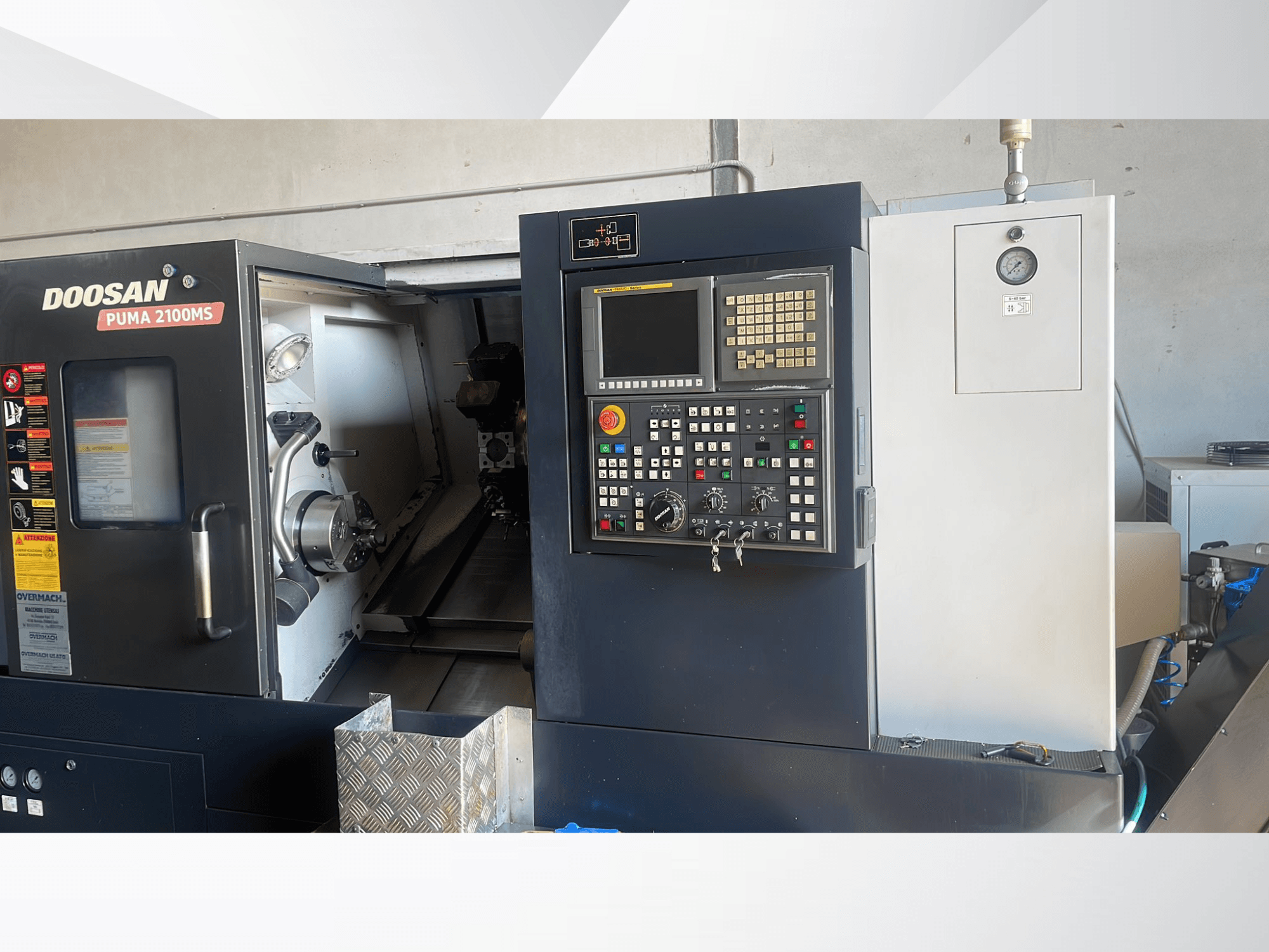 DOOSAN PUMA 2100MS -vaakasuora sorvi edestä katsottuna; kuvassa näkyvät ohjauspaneeli, kara ja työstökoneen sisällä olevat työstötyökalut.