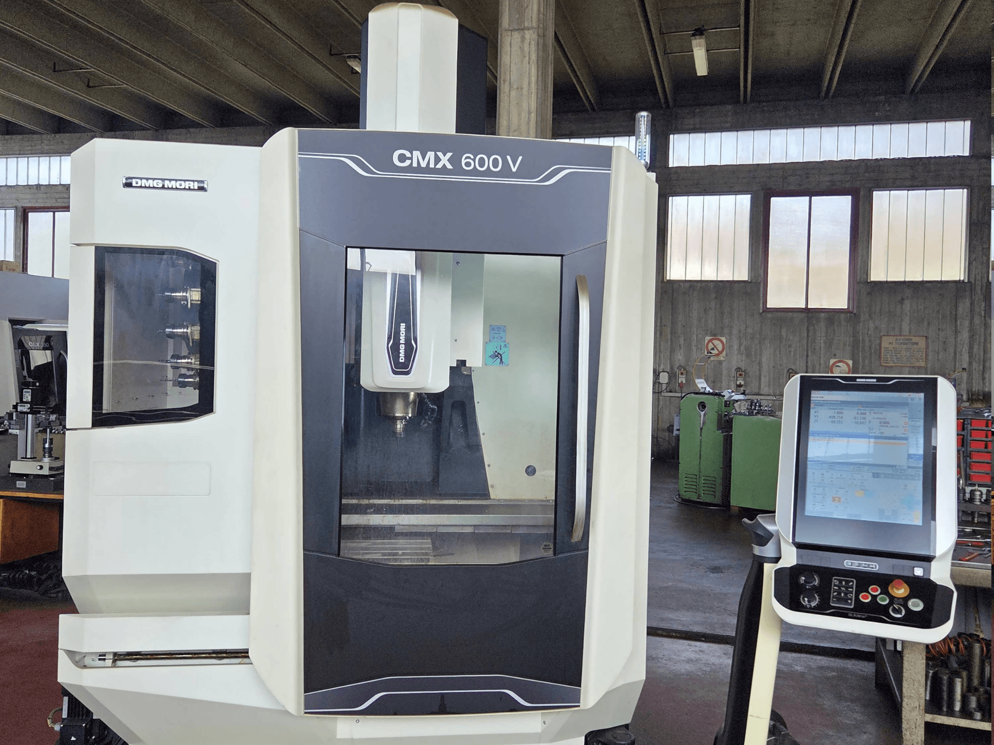 DMG MORI CMX 600V -pystykoneistuskeskus edestä katsottuna; kuvassa näkyy ohjauspaneeli ja karan alue yksityiskohtaisesti.