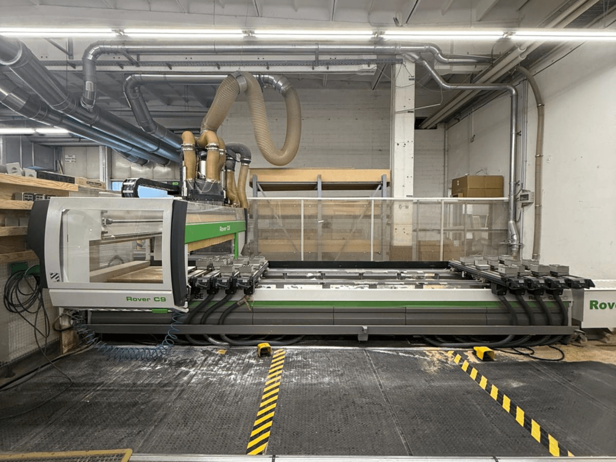 Rover C9 CNC-kone työpajassa, etukuva, jossa on useita leikkuupäätä ja näkyvä pölynpoistojärjestelmä.