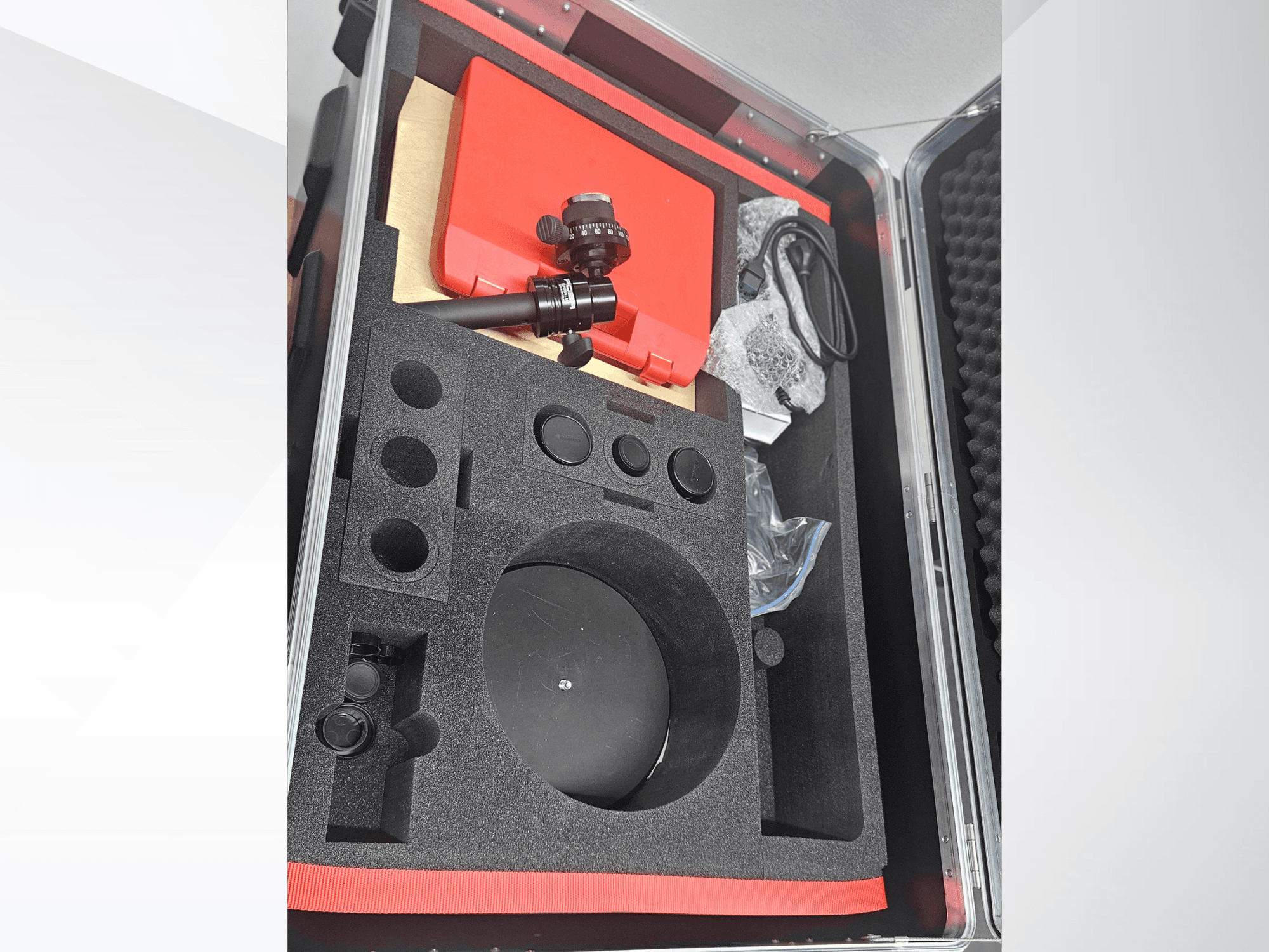 ZEISS GOM ATOS 5 -optisen mittauskoneen komponentit vaahtomuovilla vuoratussa kotelossa, jossa on objektiivi, lisävarusteet ja suojapakkaus.