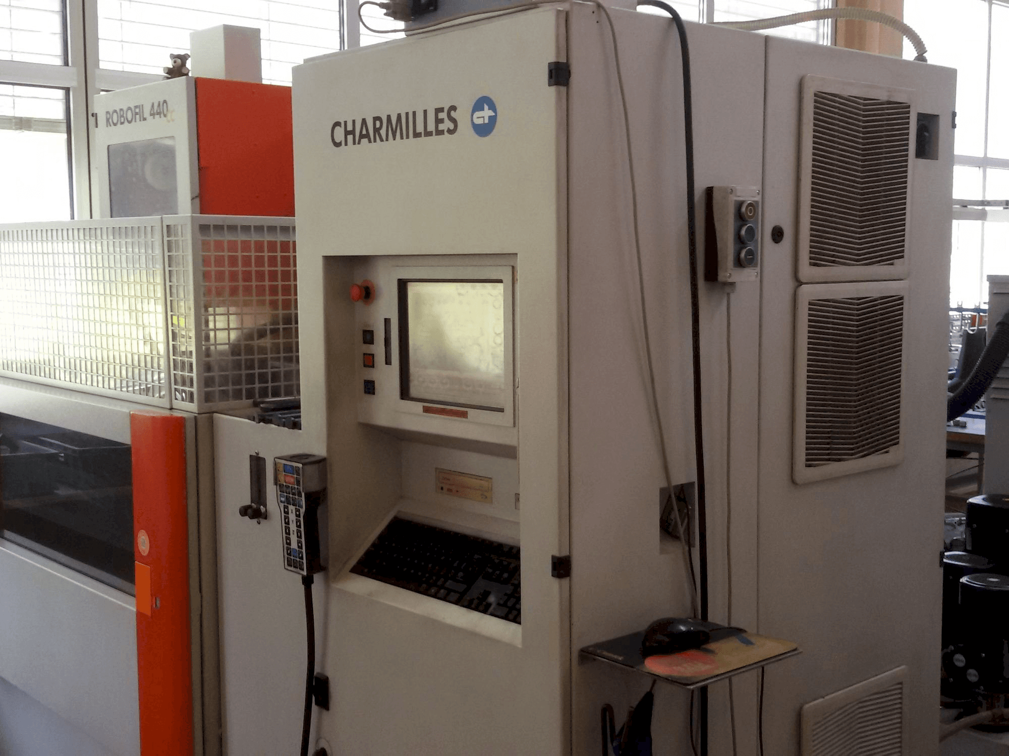 Koneen CHARMILLES Robofil 440CC etunäkymä