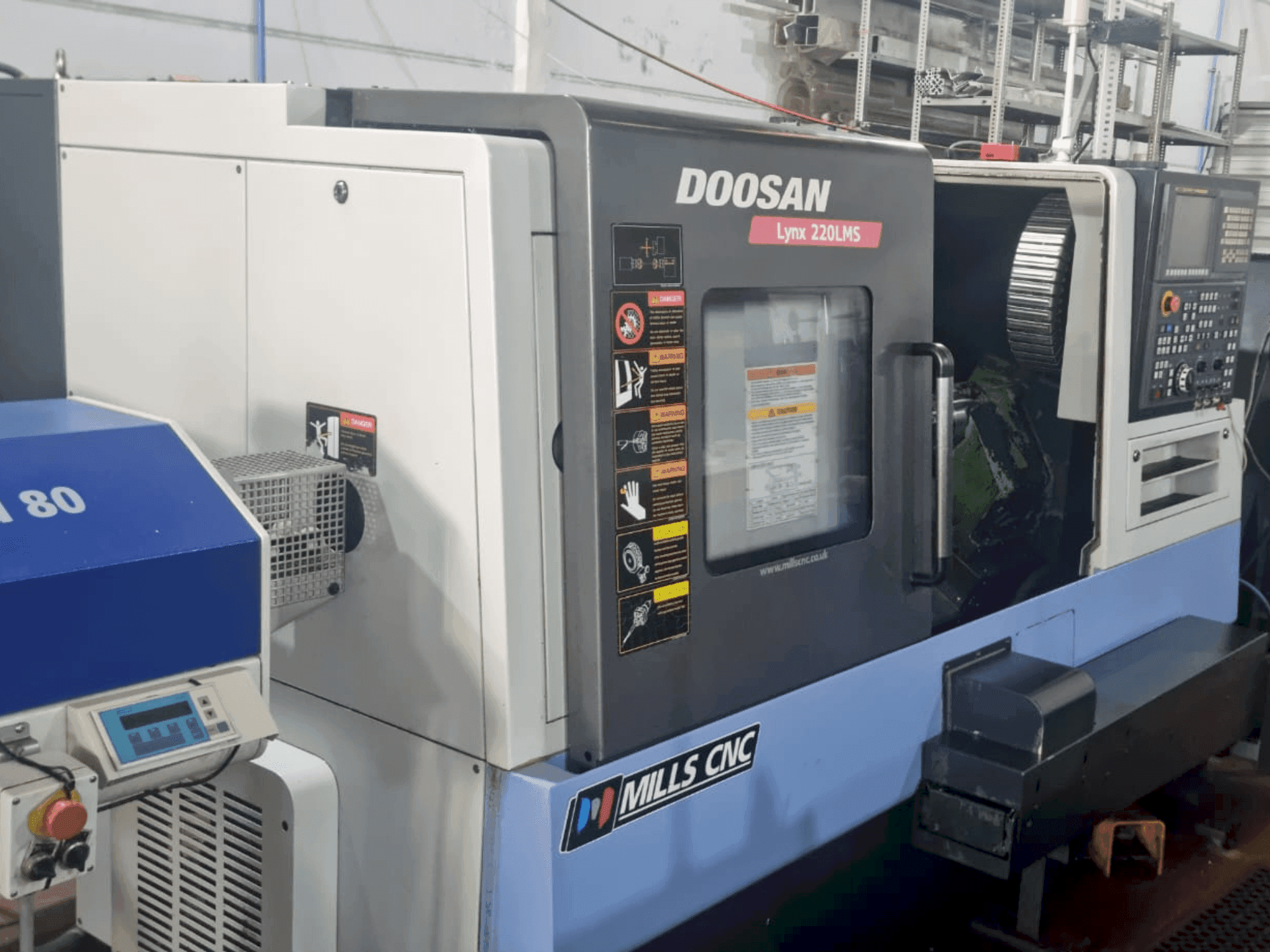 Koneen DOOSAN Lynx 220 LMSA etunäkymä