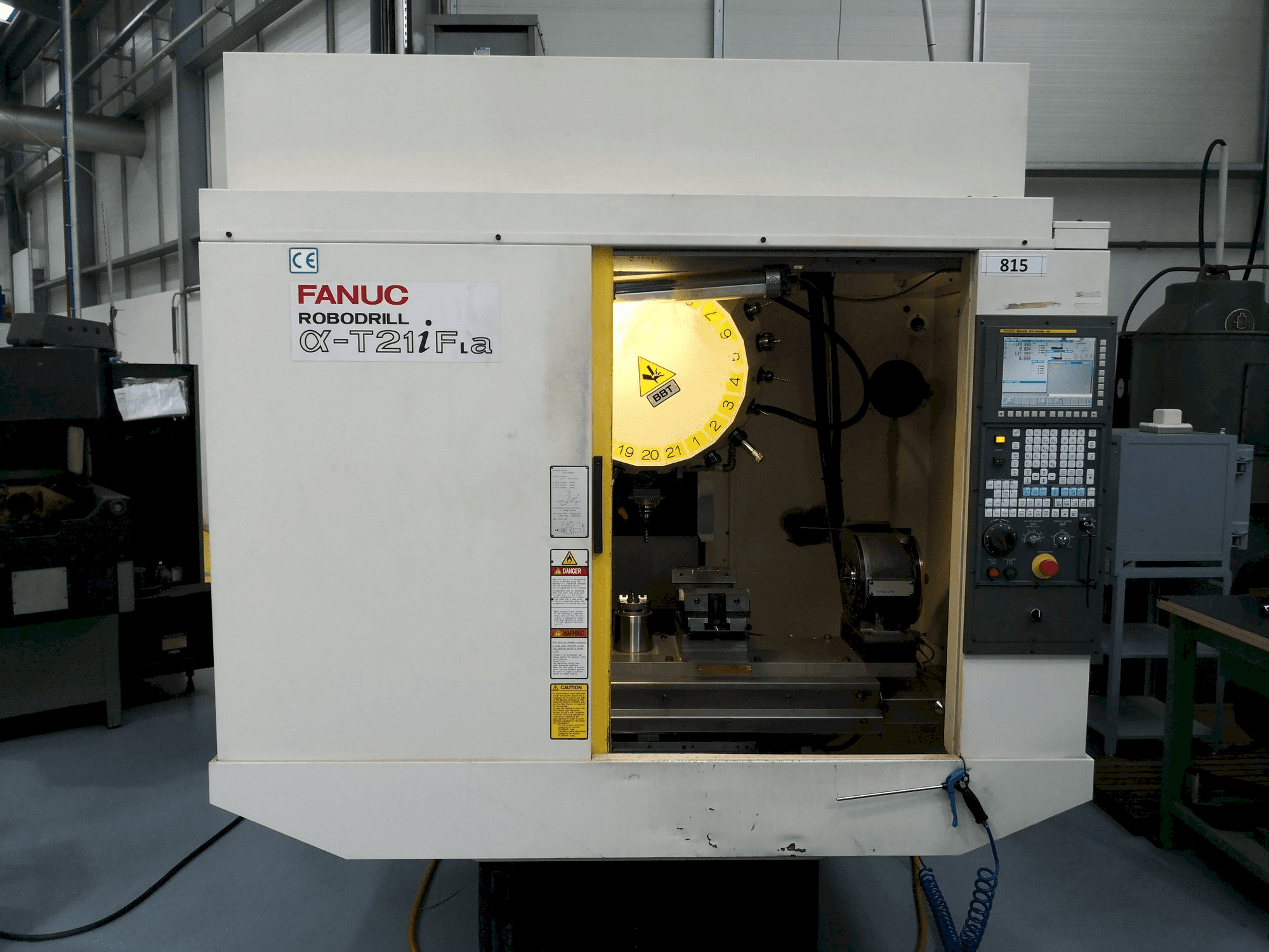 Koneen FANUC Robodrill T21iFa etunäkymä