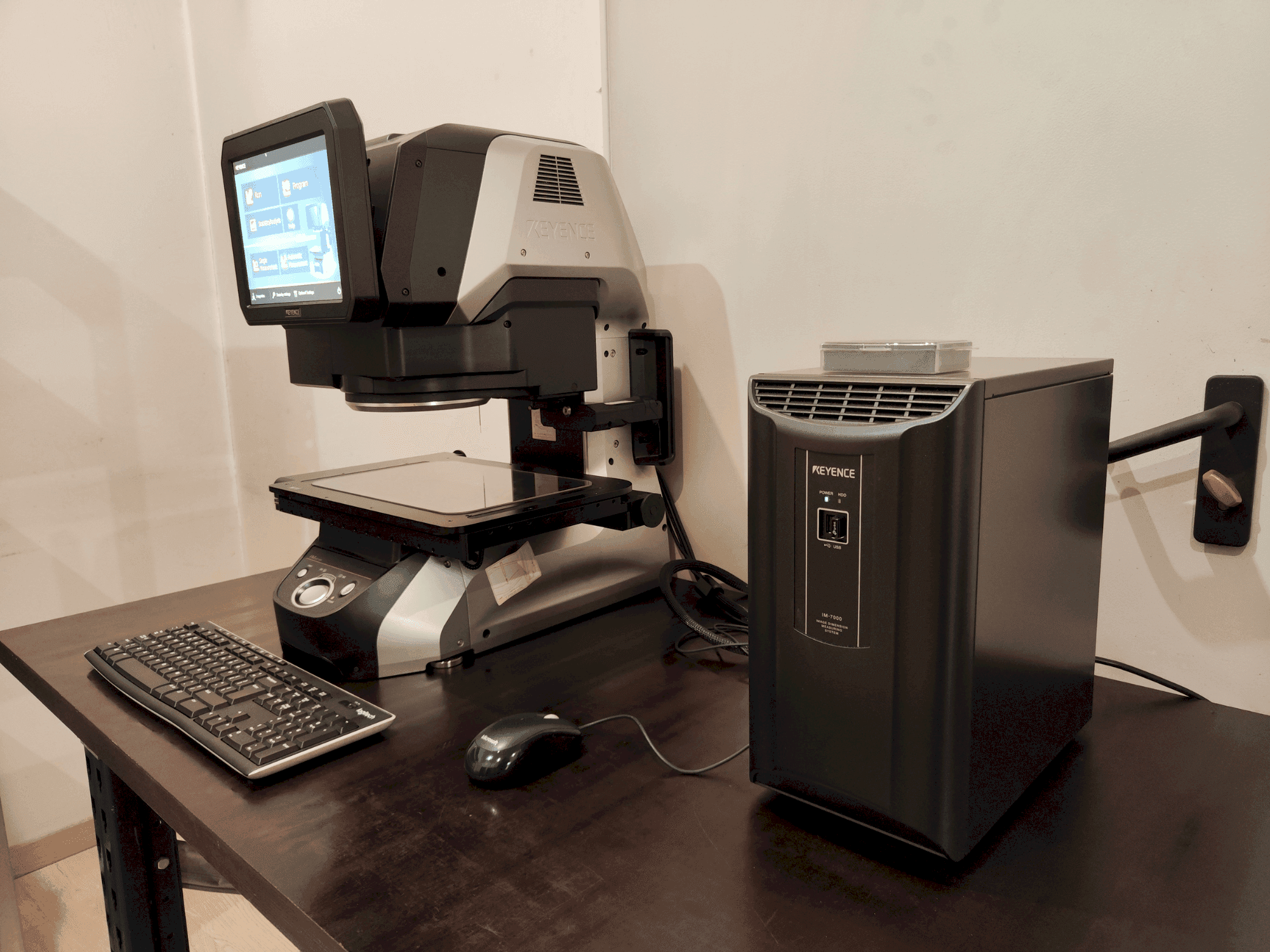 Koneen KEYENCE IM-7030T etunäkymä