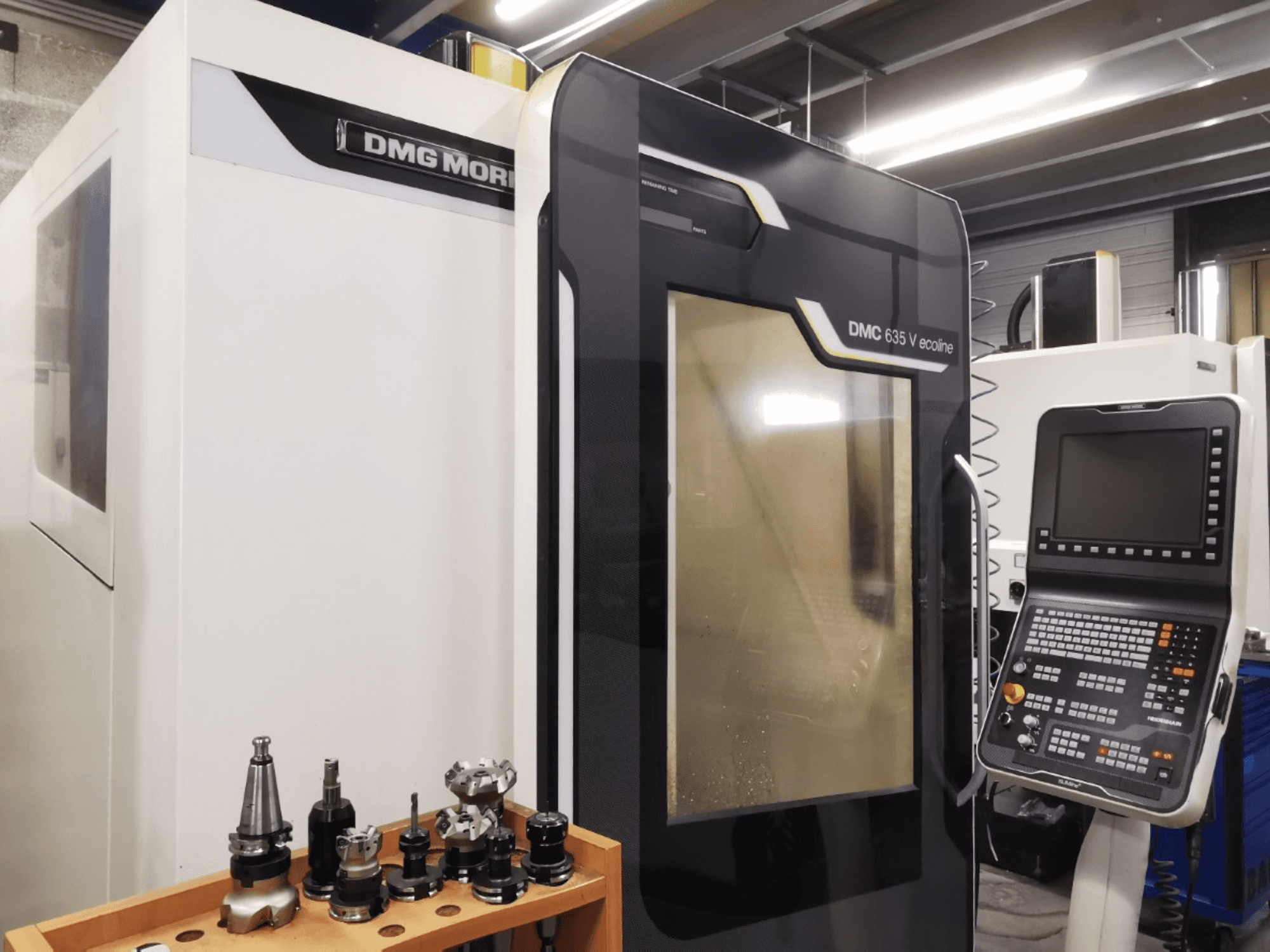 DMG MORI DMC 635 V ecoline -pystykoneistuskeskukseen edestä katsottuna; kuvassa näkyvät ohjauspaneeli ja työkalunpidin.