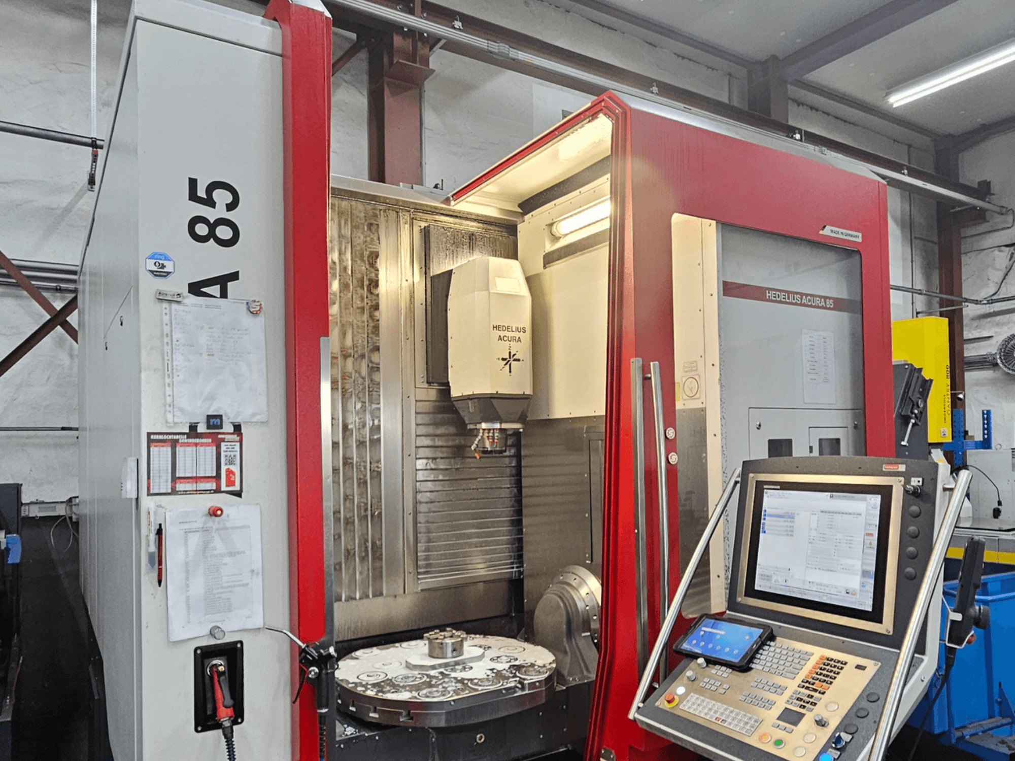 HEDLIUS Acura 85 -pystytyöstökeskus, etukuva, jossa on ohjauspaneeli ja pyörivä pöytä tarkkaa työstöä varten.