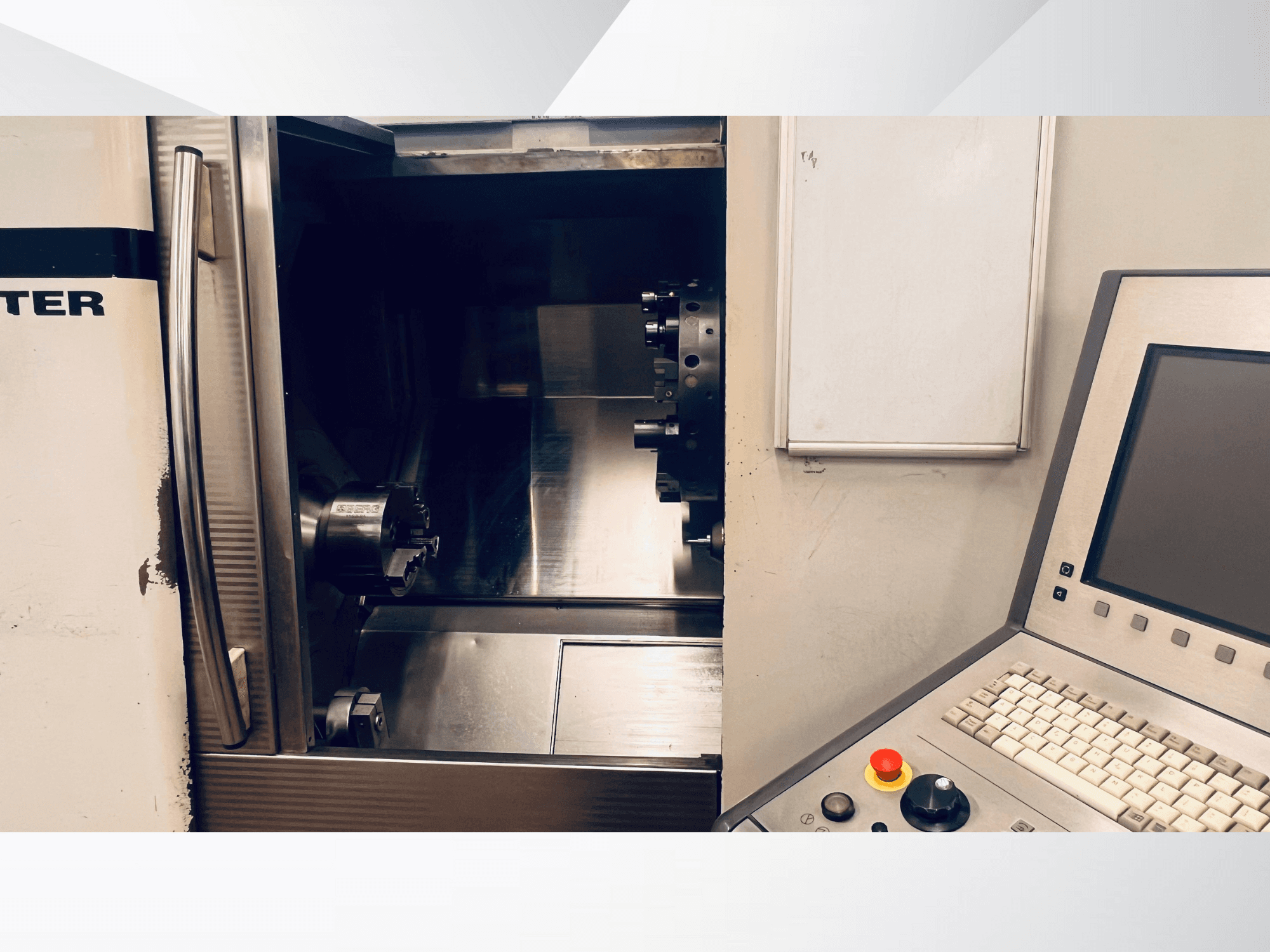 CNC-koneen etukuva, jossa näkyy avoin kammio ja ohjauspaneeli, jossa on näppäimistö ja hätäpysäytyspainike.