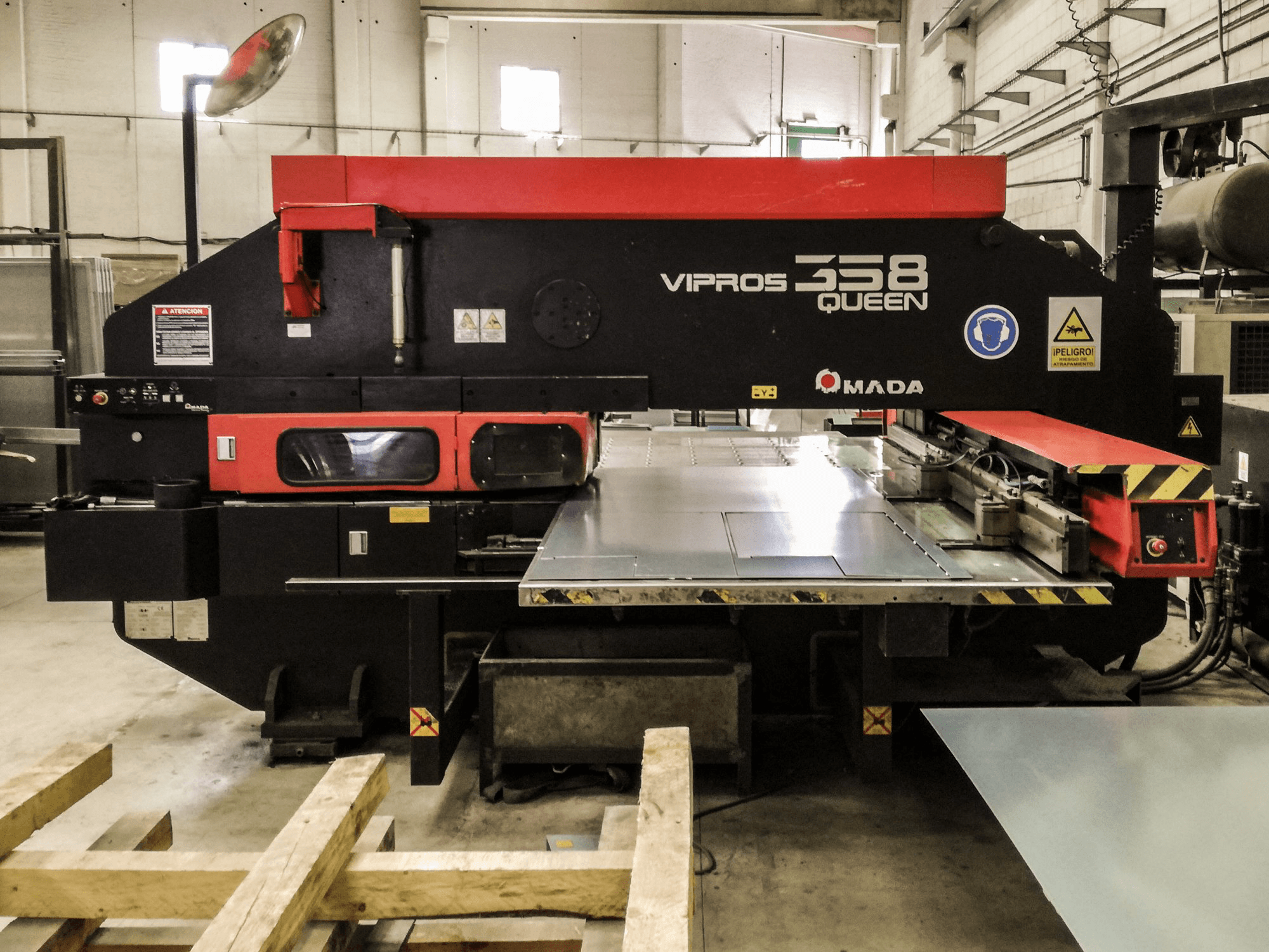 Koneen AMADA etunäkymä Vipros 358 QUEEN