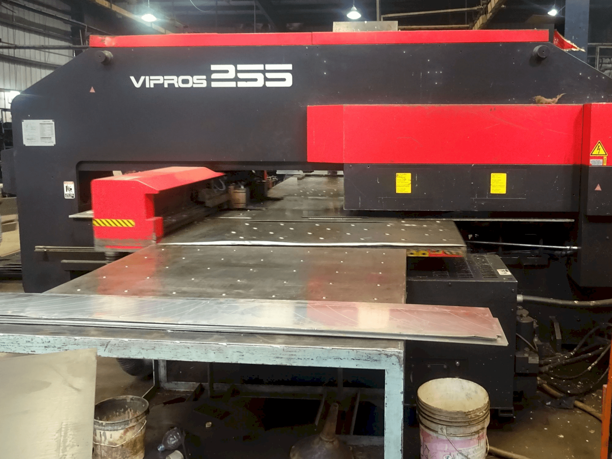 Koneen AMADA vasemman sivun näkymä Vipros 255