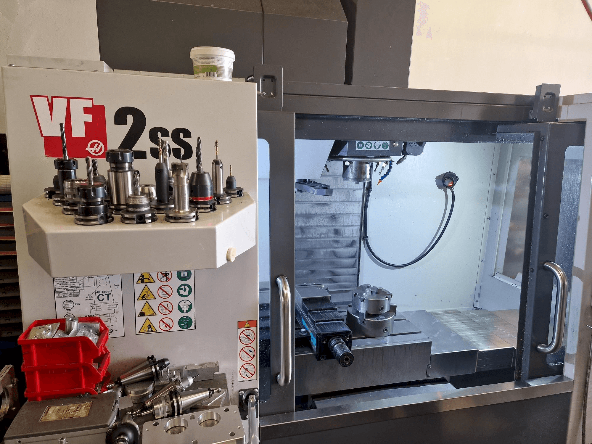 Koneen HAAS VF-2SS etunäkymä