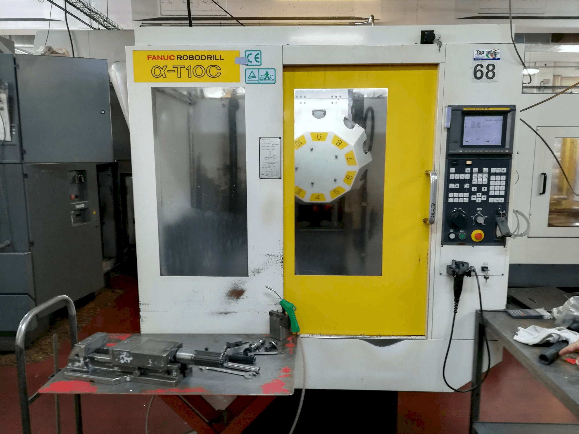 Koneen FANUC Robodrill alpha-T 10 C etunäkymä