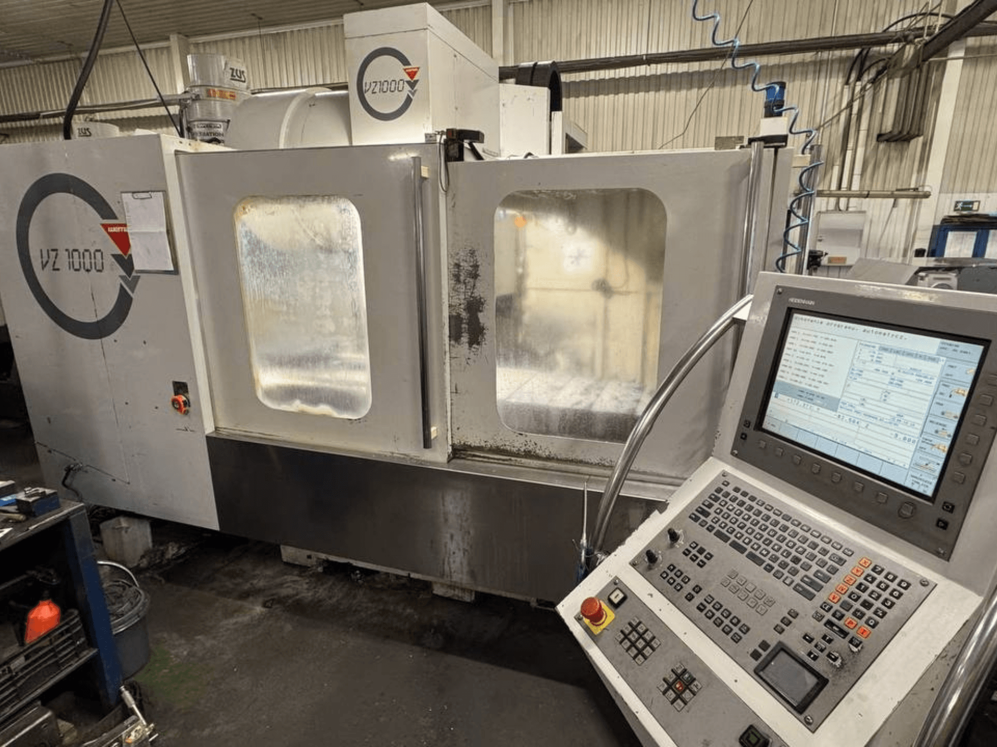 Etukuva WEMAS VZ 1000 -pystytyöstökeskuksesta, jossa on ohjauspaneeli ja läpinäkyvät käyttöovet.