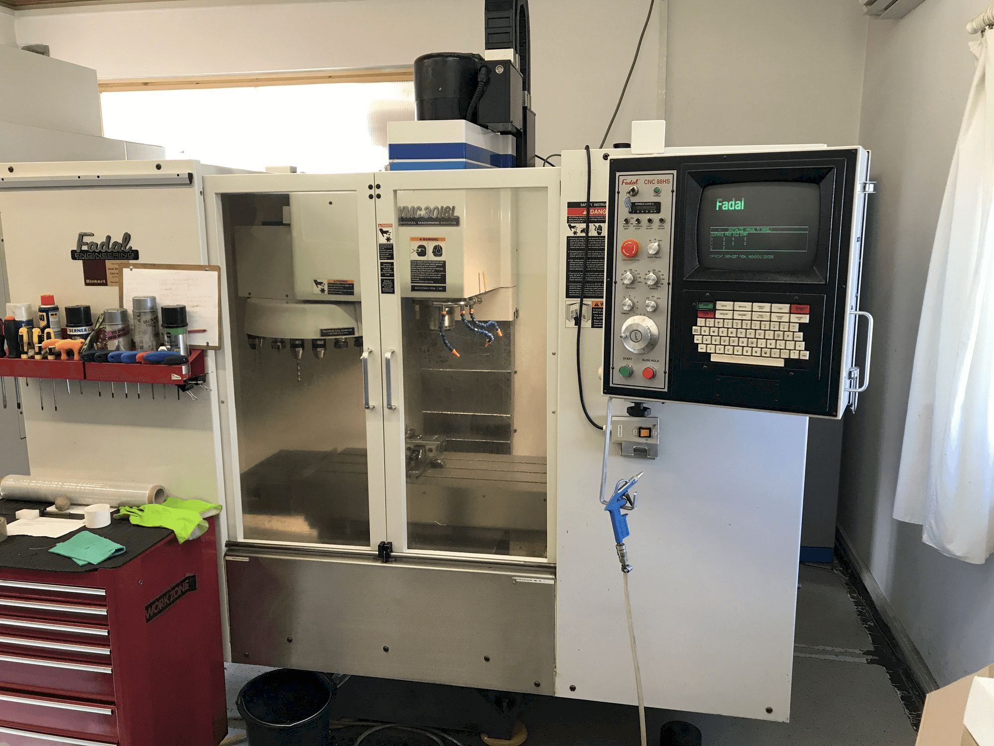Koneen FADAL VMC 3016 L etunäkymä