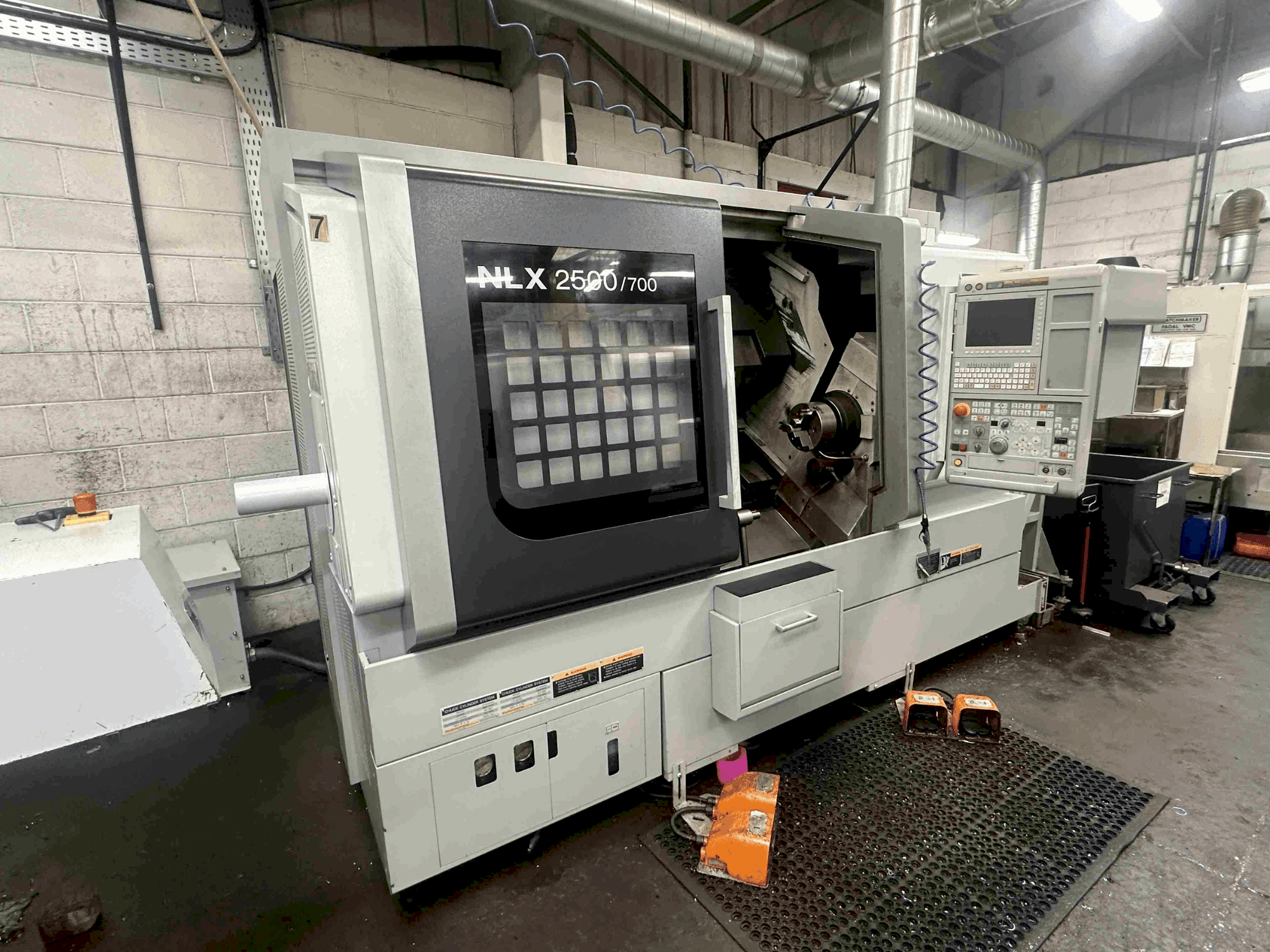 Koneen DMG MORI NLX2500SY/700 vasemman sivun näkymä