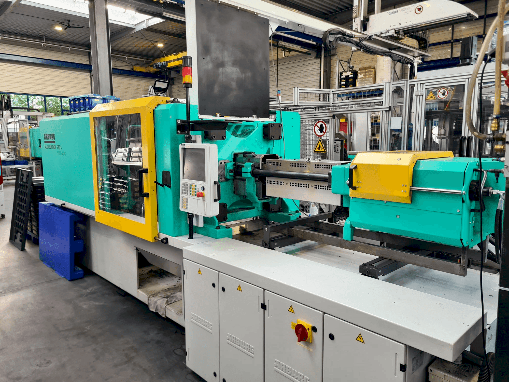 Koneen Arburg Allrounder 570S 1600-400 etunäkymä