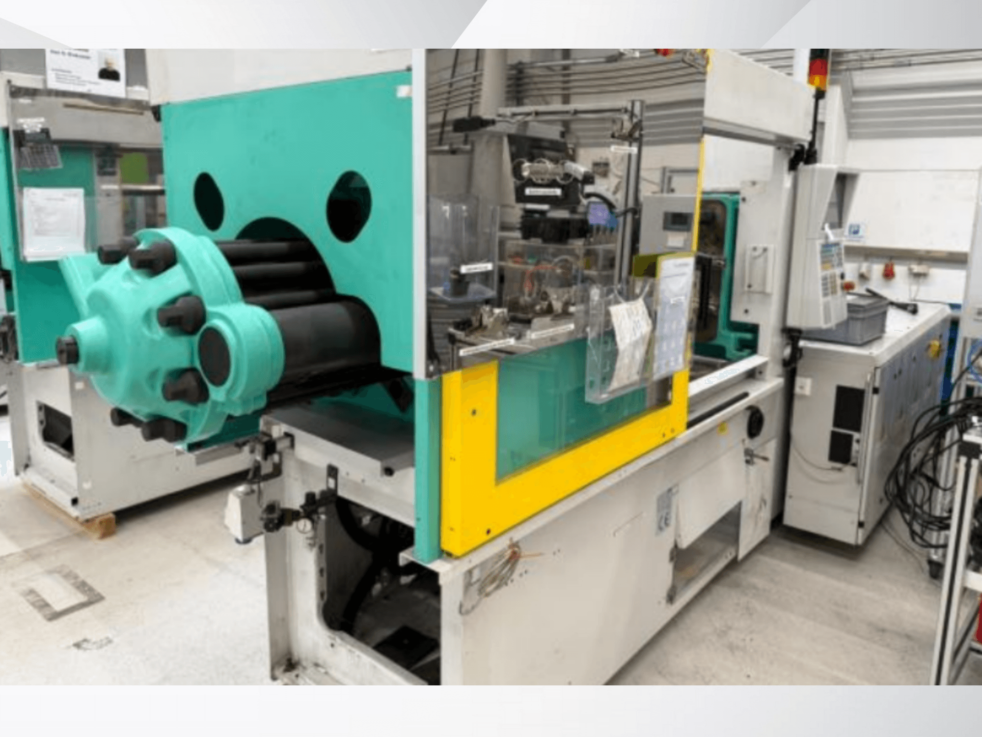 Ruiskuvalukone, vaaleansininen ja keltainen, etukuva, jossa on näkyvä muotti ja ohjauspaneeli tarroineen.