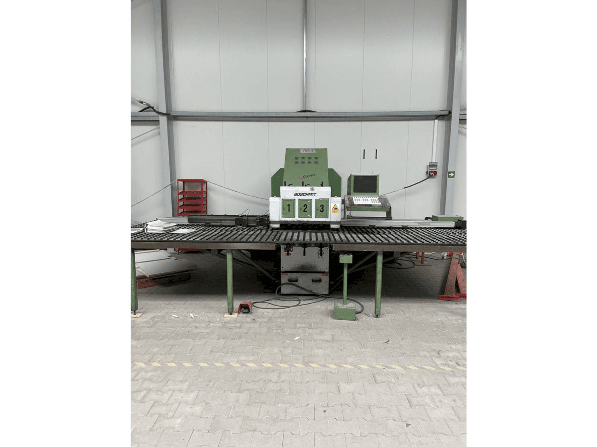 Koneen BOSCHERT TRI 1250 CNC Z etunäkymä
