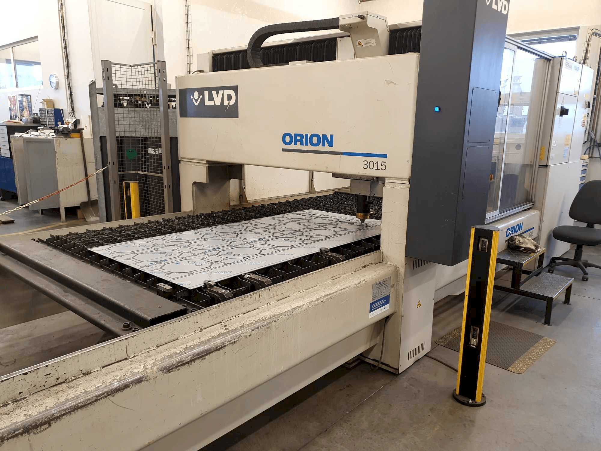 Koneen LVD Orion 3015 vasemman sivun näkymä