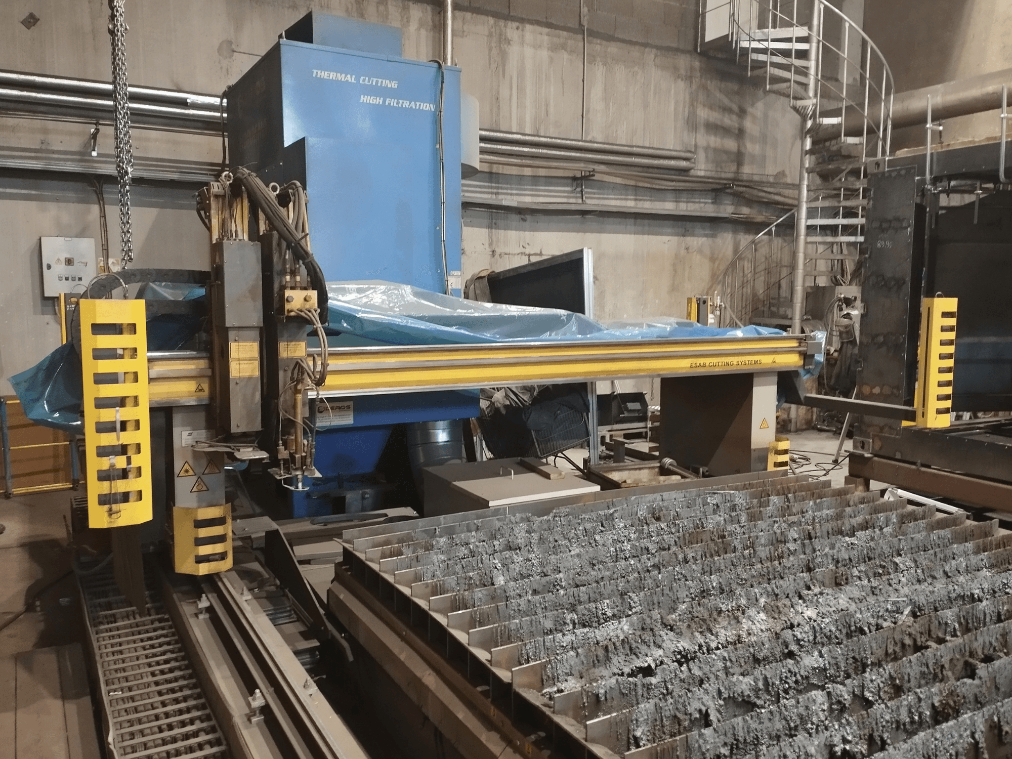 ESAB Combirex DX3500 Oxy-plasmaleikkauskone, etukuva, keltaiset turvavarusteet ja metallin leikkauspöytä.