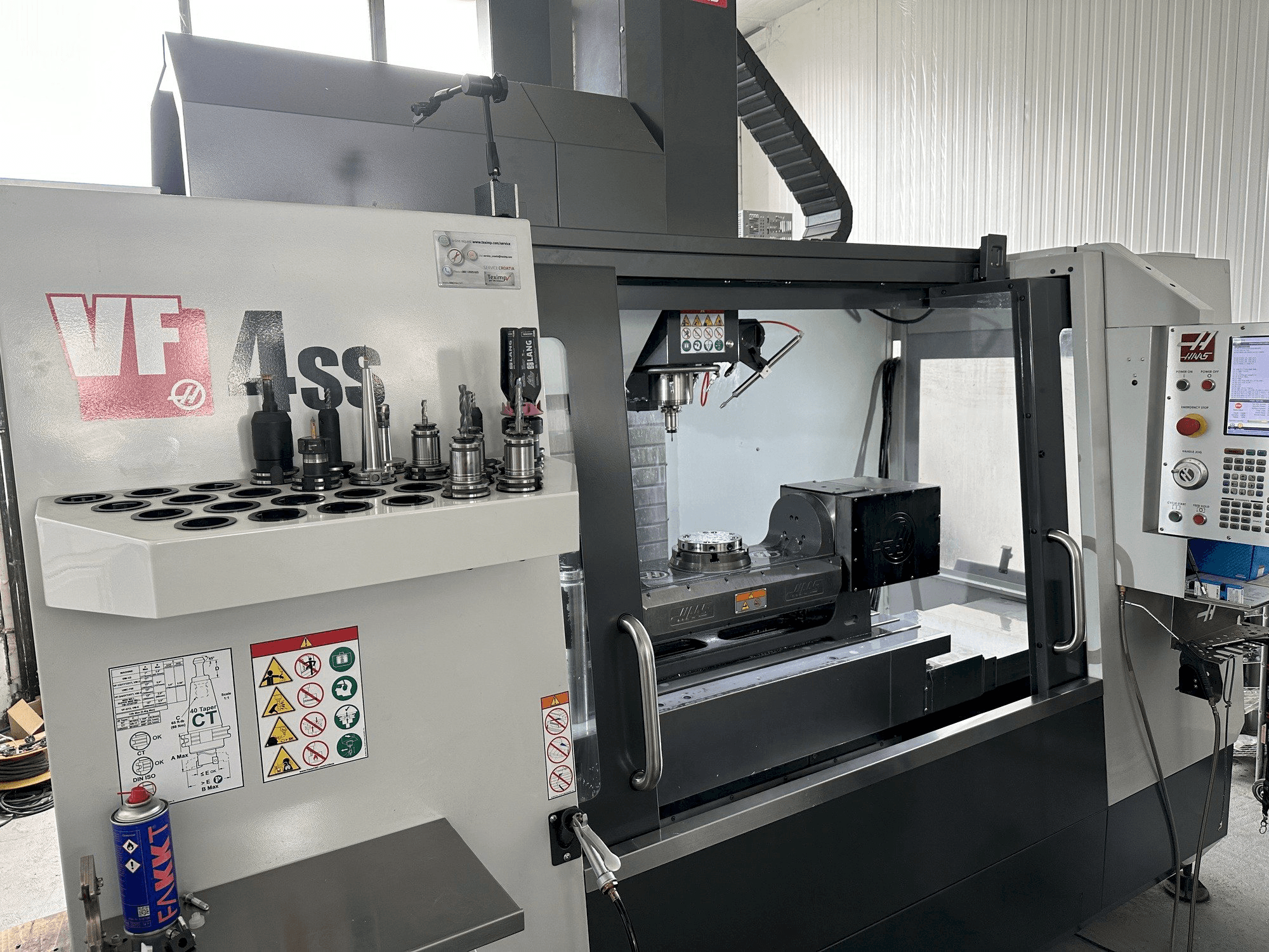 Koneen HAAS VF-4SS vasen näkymä
