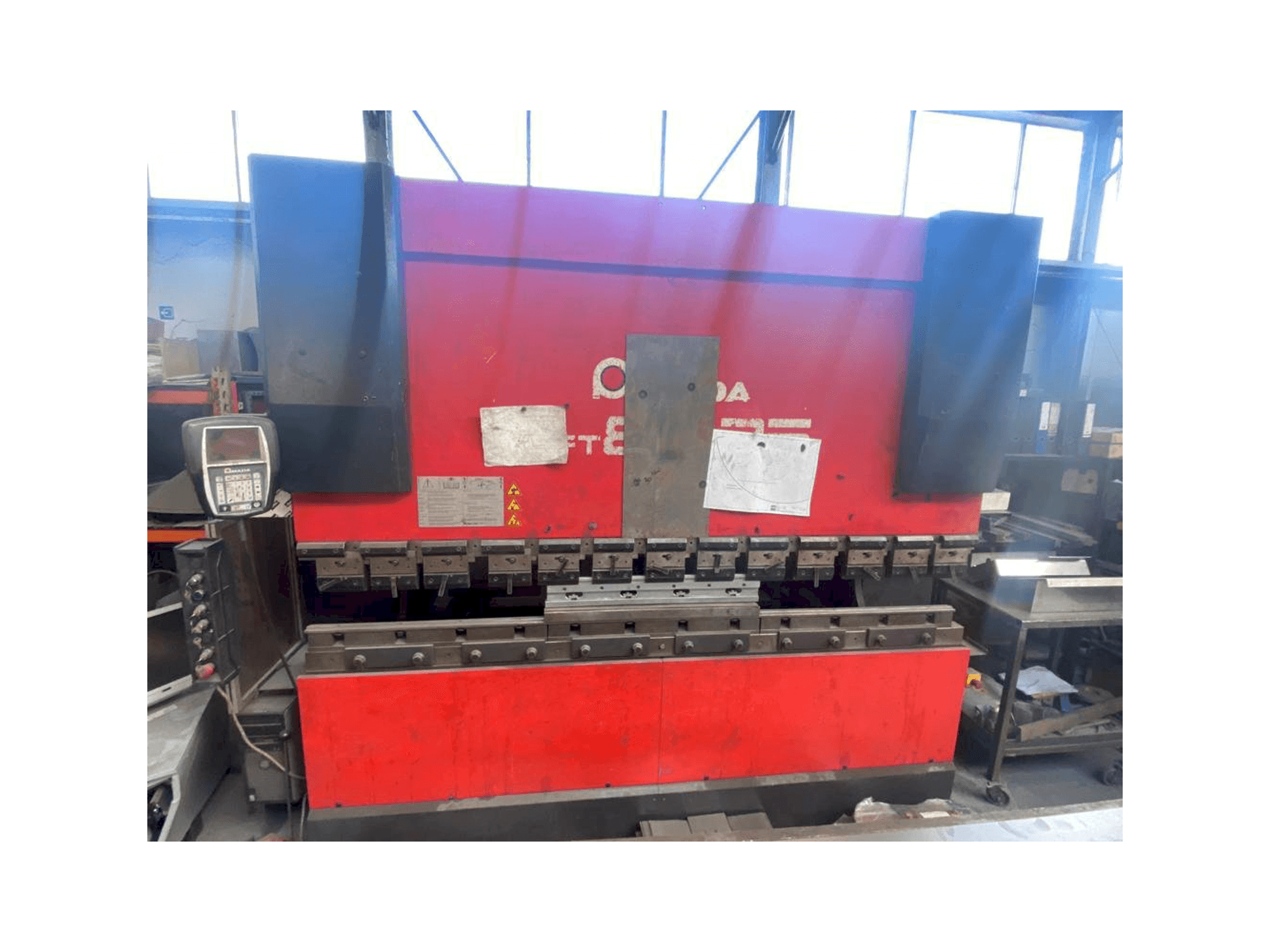 Koneen AMADA HFT 80 25 etunäkymä