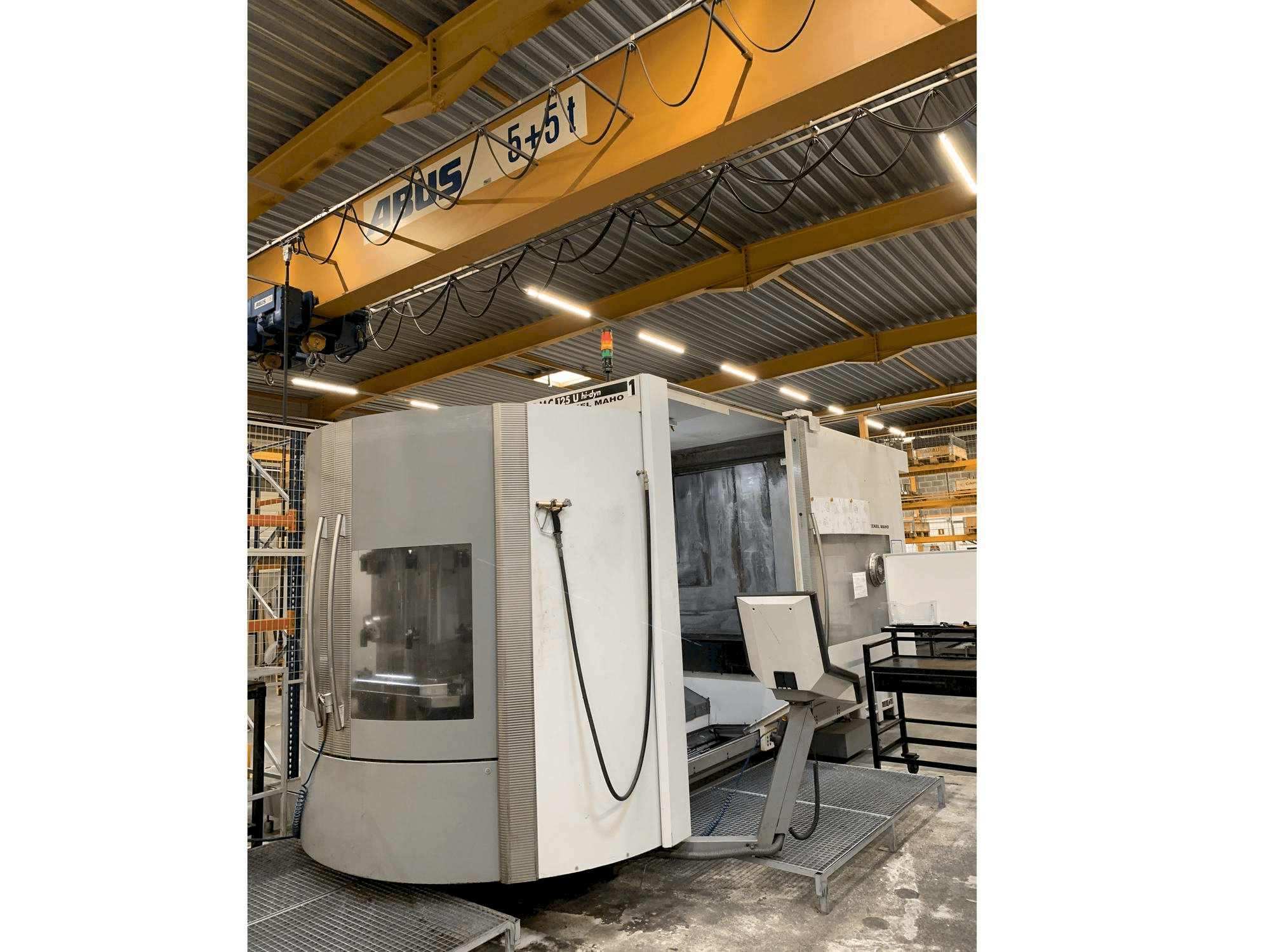 Koneen DECKEL MAHO DMC 125 U hy-dyn etunäkymä