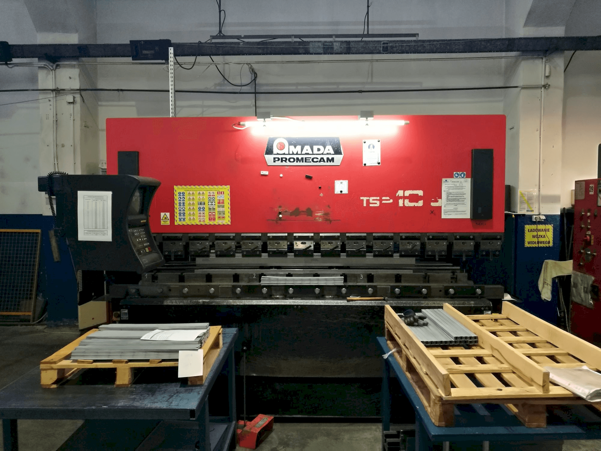 Koneen AMADA ITS2 etunäkymä