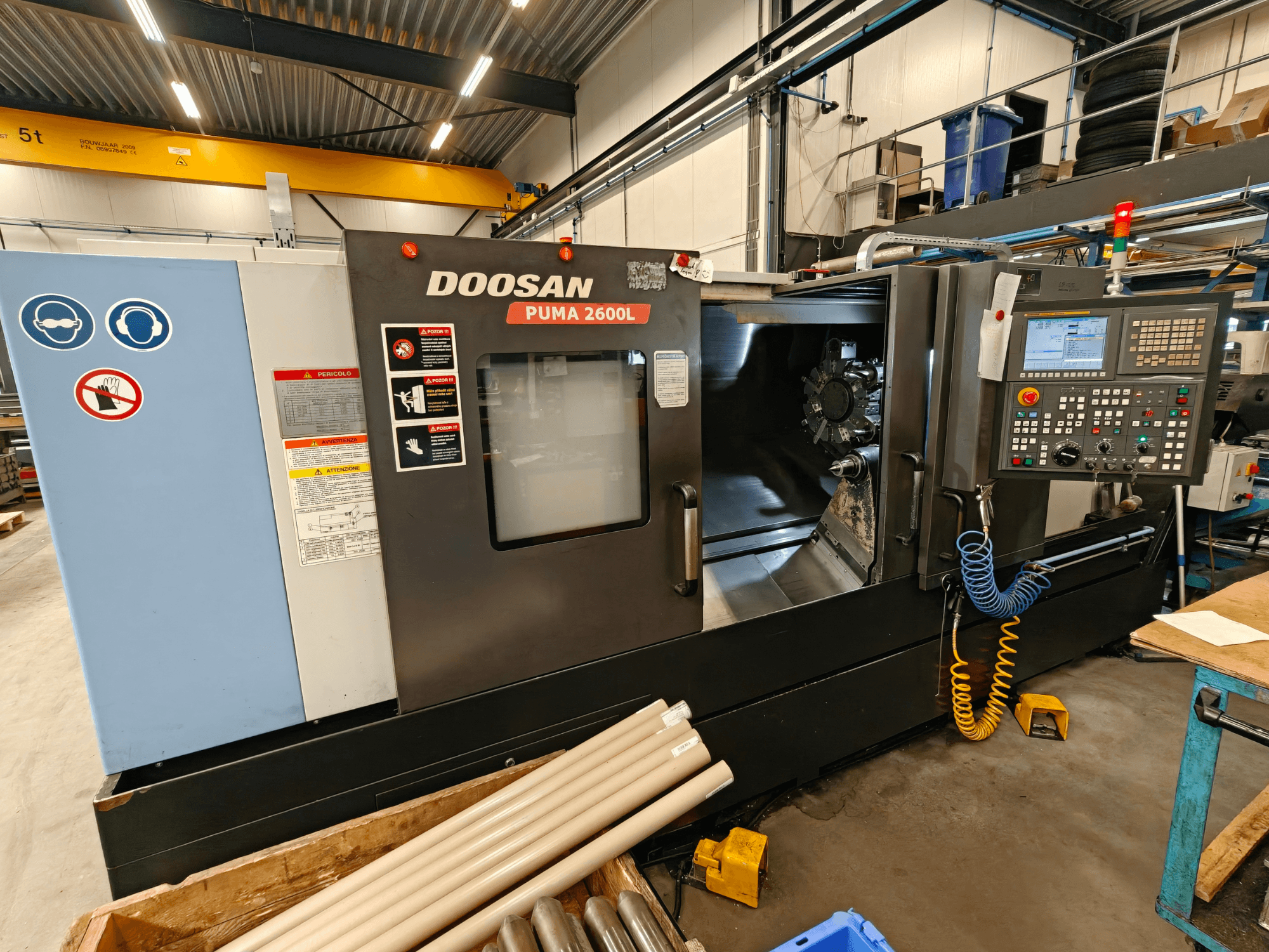 DOOSAN Puma 2600L -vaakasorvauskone korjaamolla, sivukuva, jossa näkyy ohjauspaneeli ja karan alue.