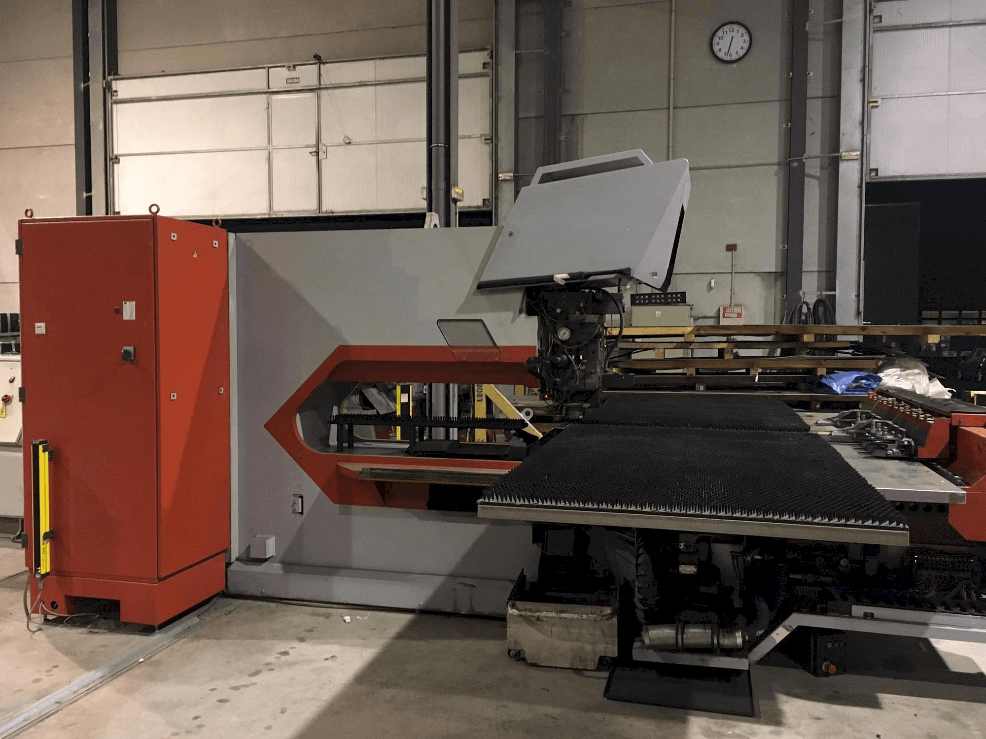 Koneen Trumpf Trumatic 2000 R etunäkymä