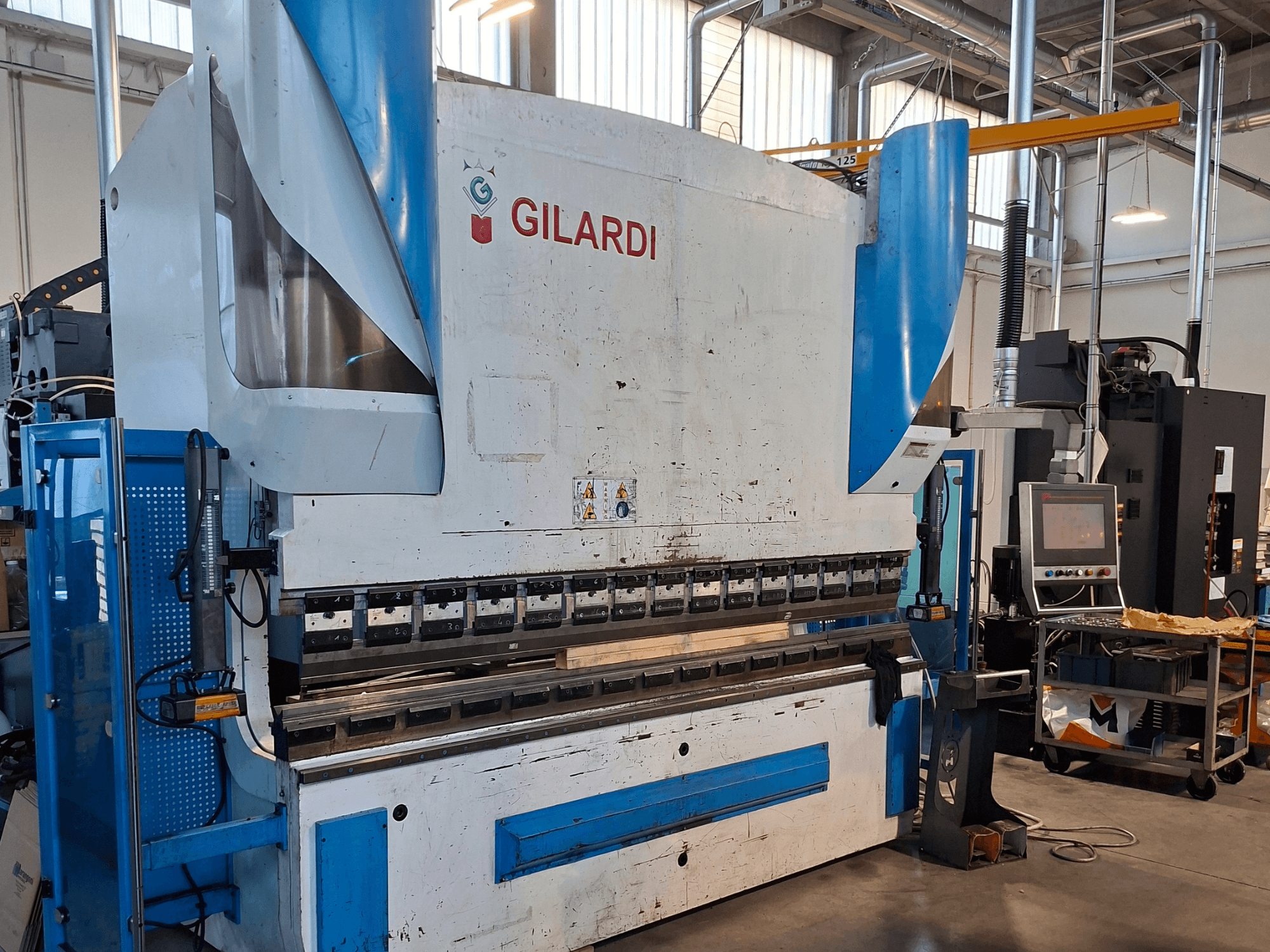GILARDI Italy 3,25 -hydraulipuristin, etunäkymä, jossa näkyvät käyttölaitteet ja tuotantoympäristön yksityiskohdat.