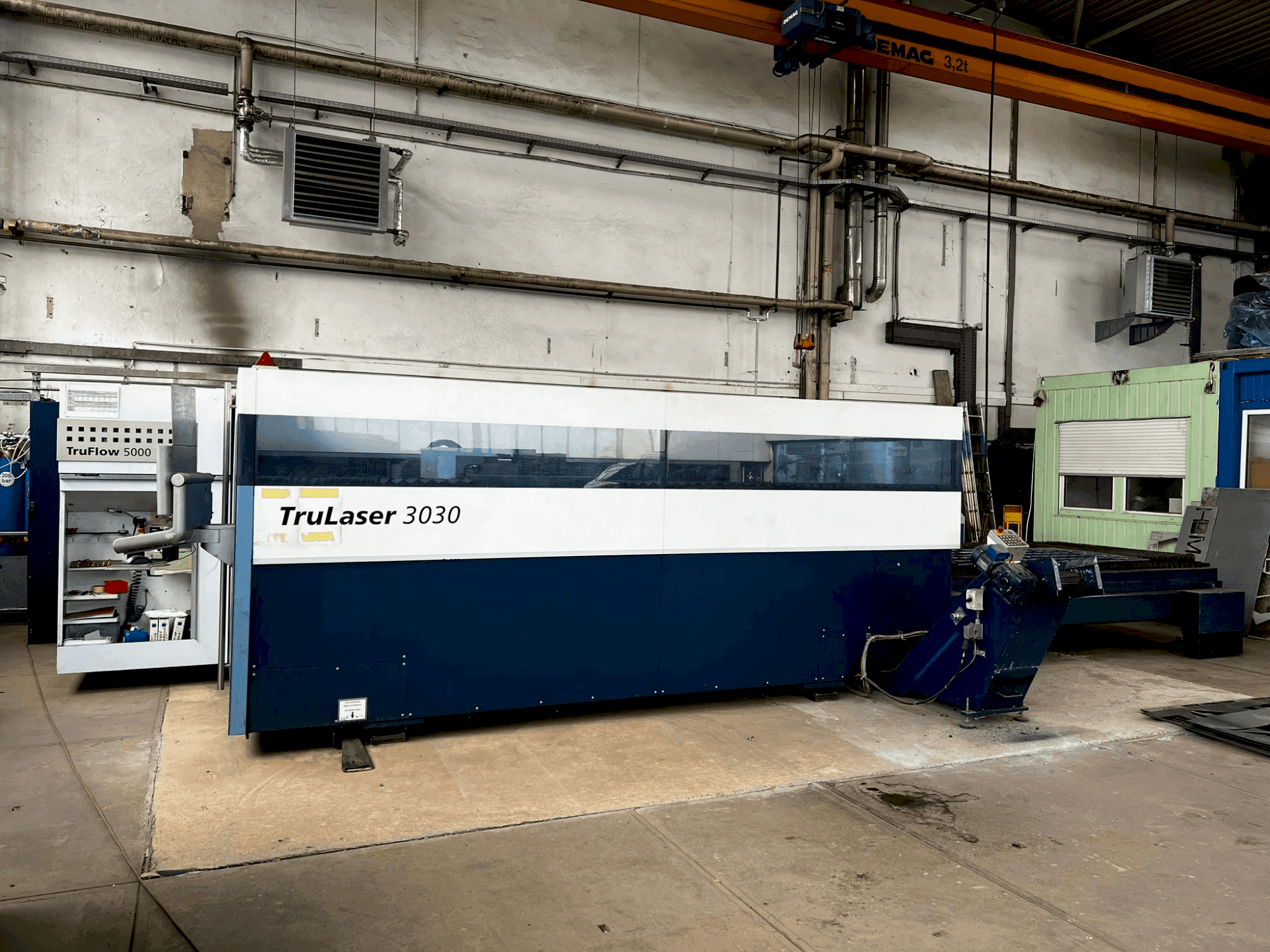 Koneen TRUMPF TruLaser 3030 etunäkymä