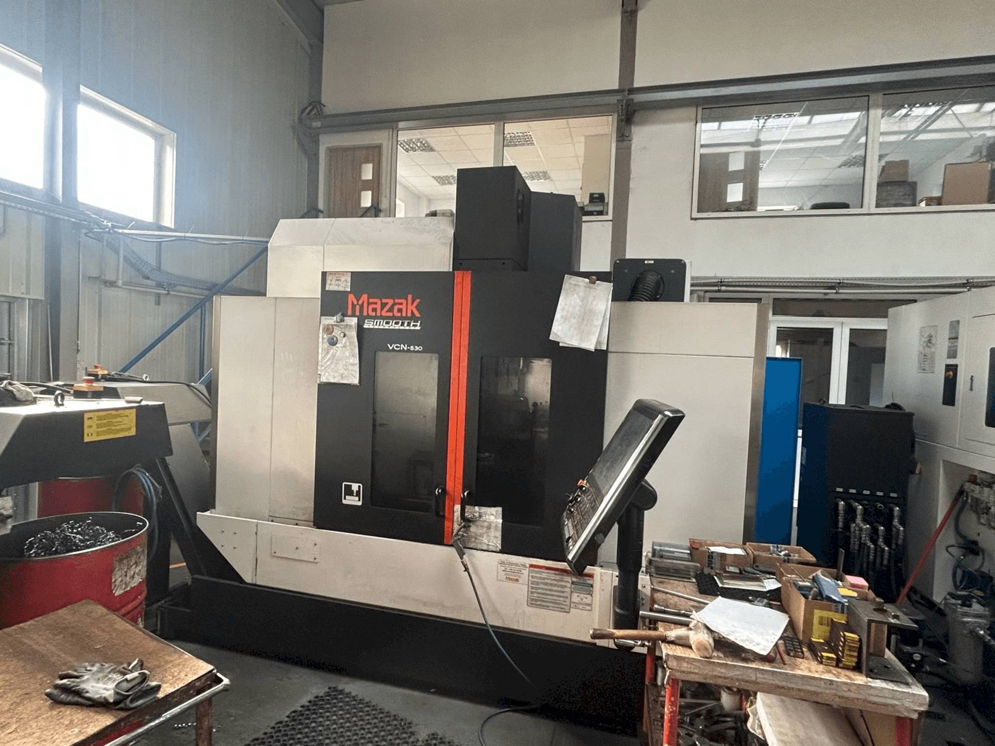 Koneen Mazak VCN-530 etunäkymä
