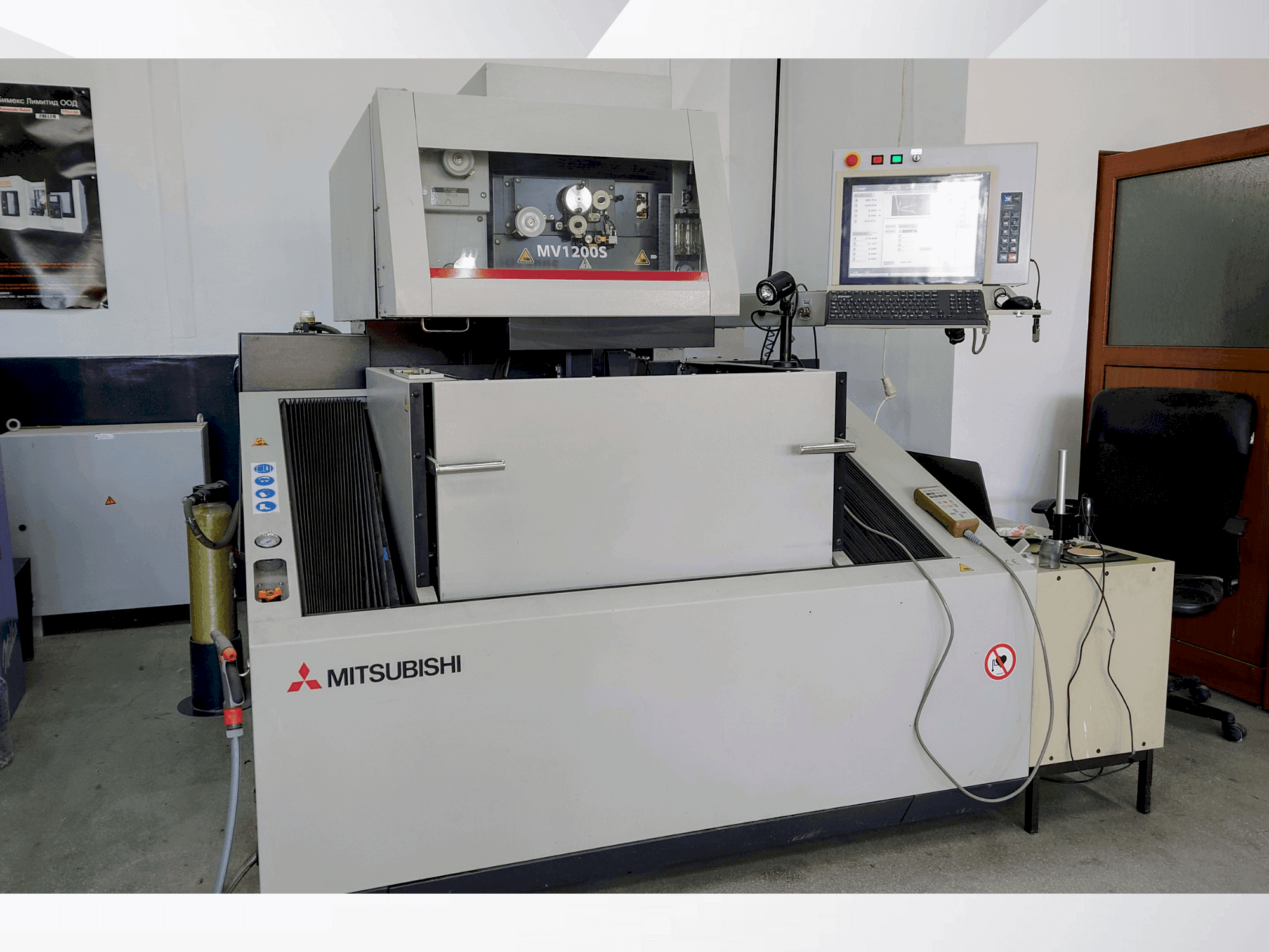 Koneen Mitsubishi MV1200S etunäkymä