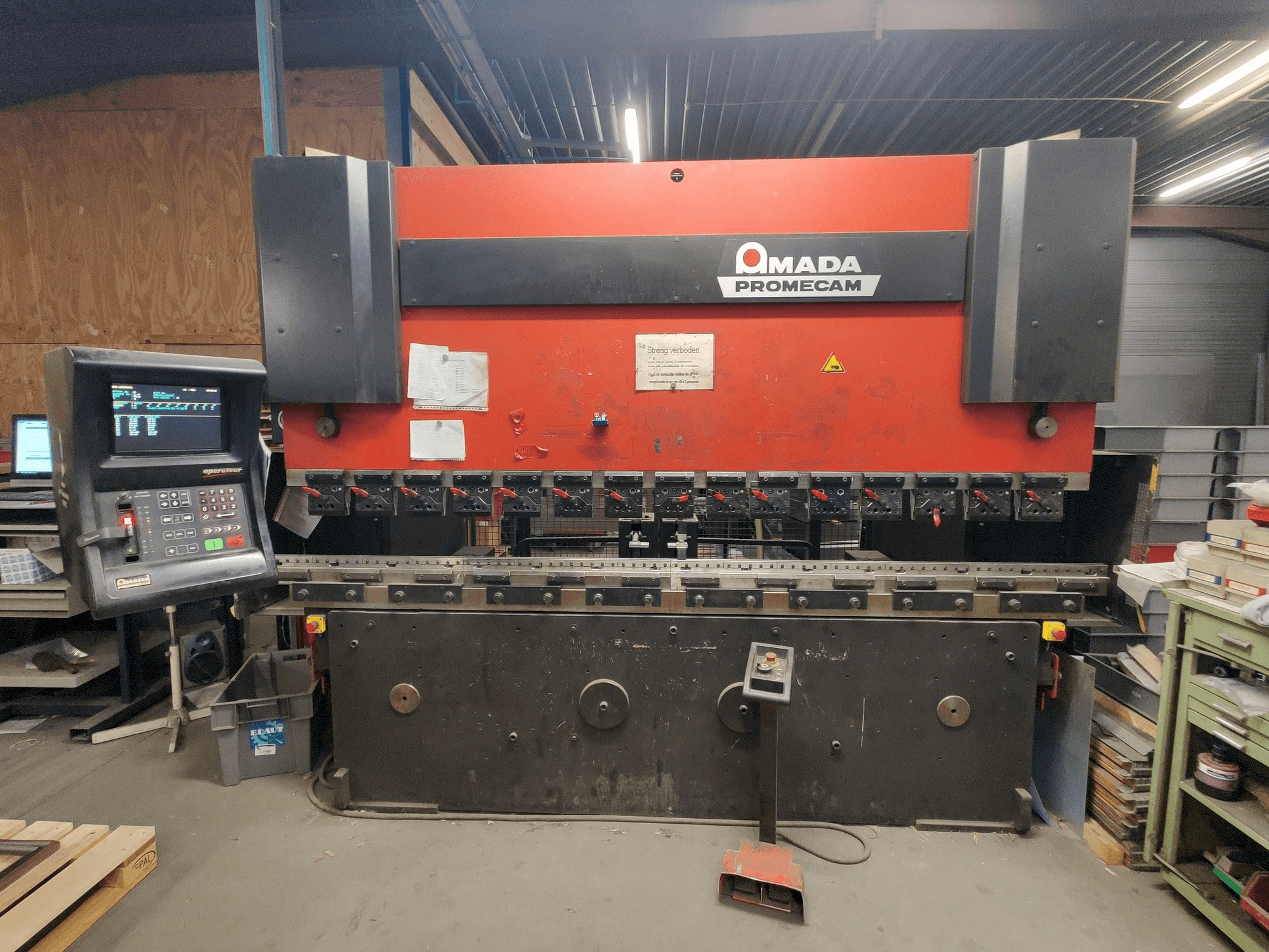 Koneen AMADA HFBO 125 30 etunäkymä