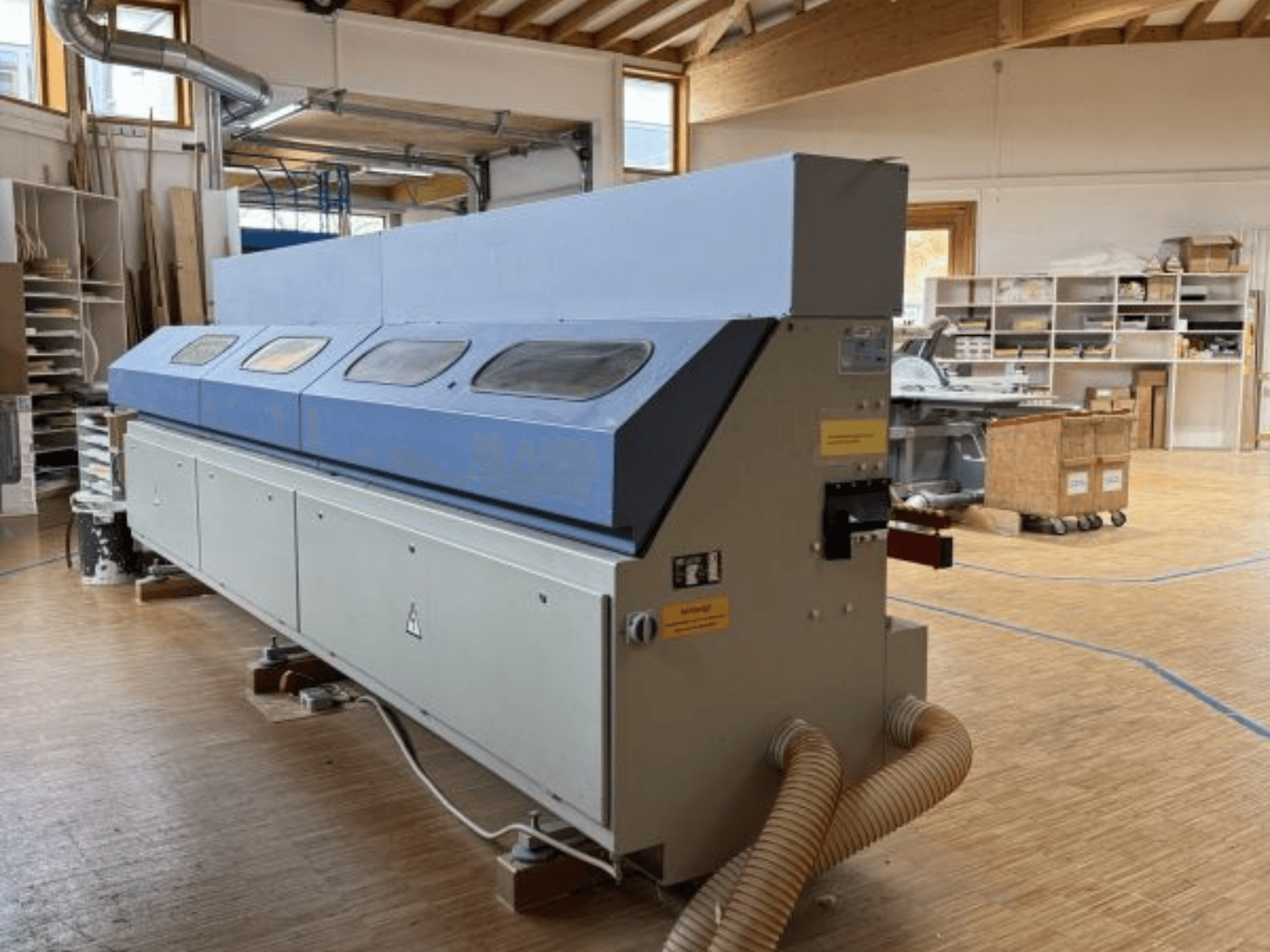 OTT Pacific V6-F -särmäyslaite sivukuvassa; siinä on pitkä sininen yläosa ja ohjauspaneeli, jossa on letkukiinnitys.